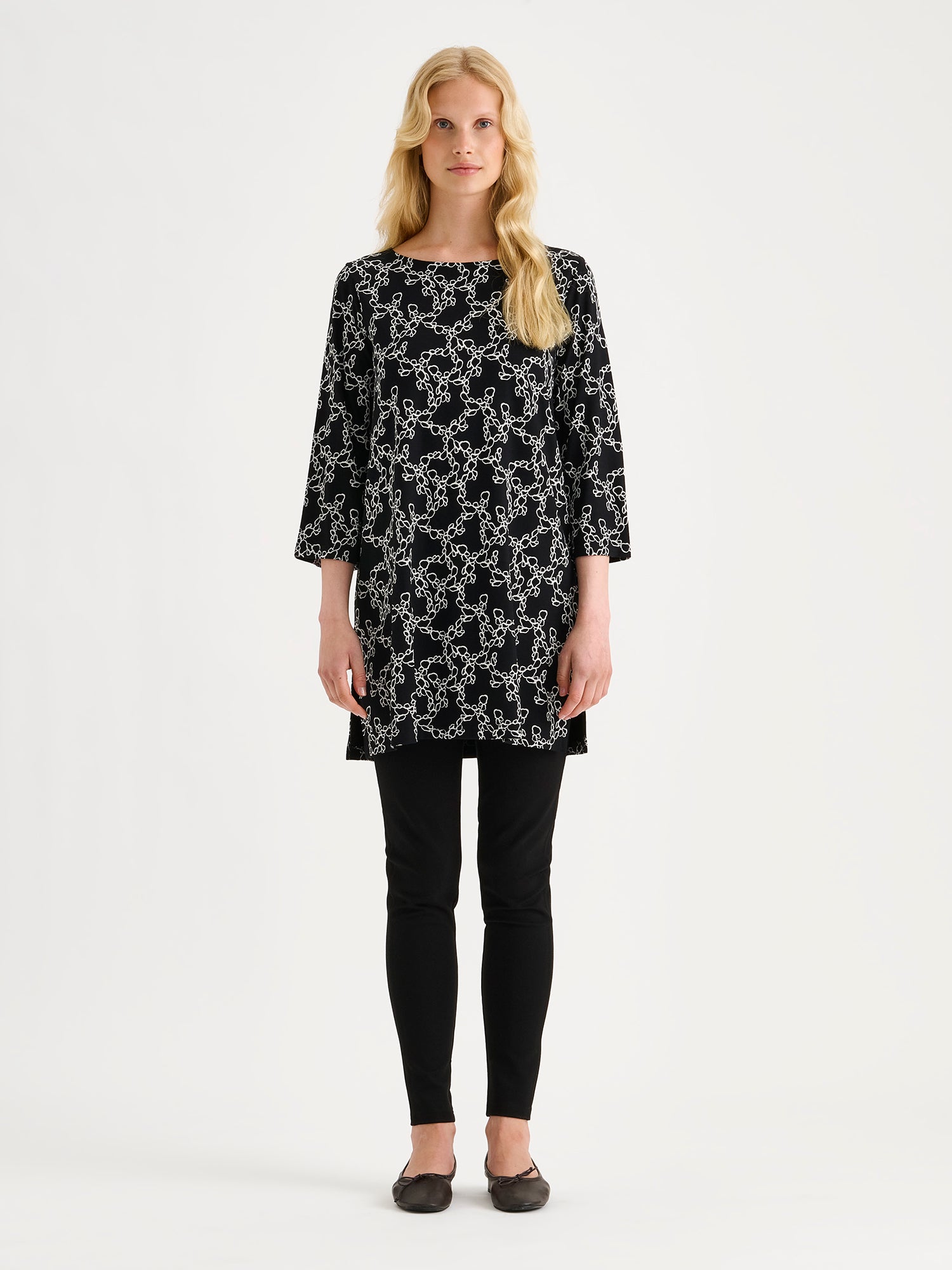 Nanso women's patterned black and white Pieni Kide jersey tunic on a blonde model with black leggings | S - 174cm