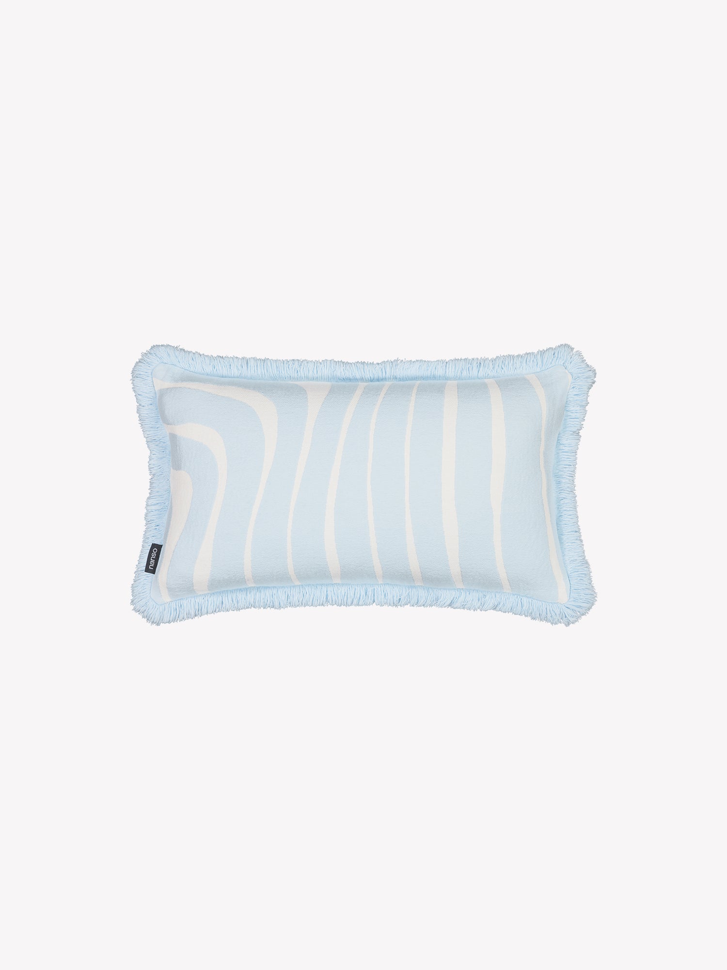 The Syli pillow case combines sophisticated light blue and white tones in a refined design. Product picture.