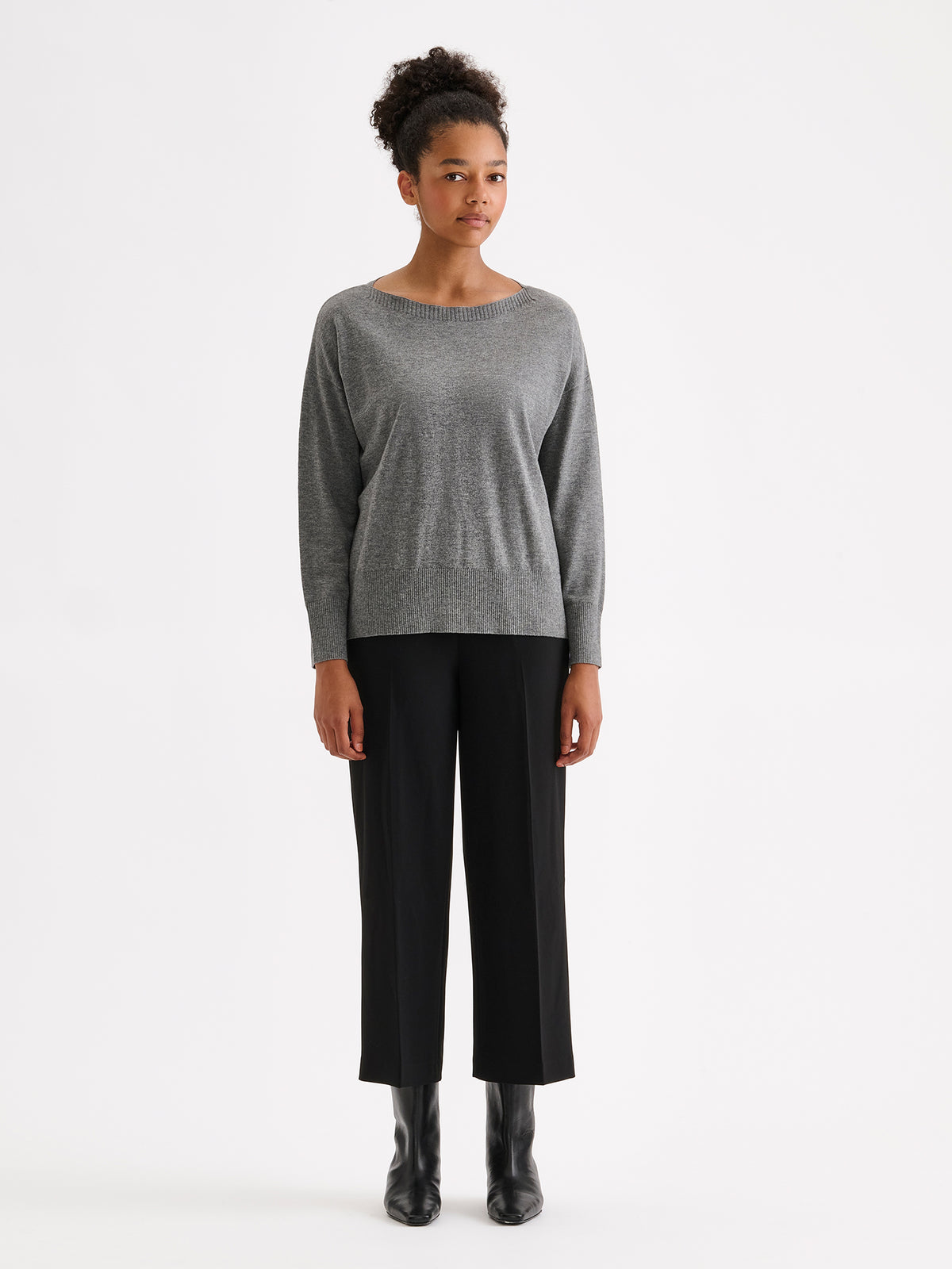 Nanso women's relaxed grey Villis sweater on a model with black trousers. | S - 177cm