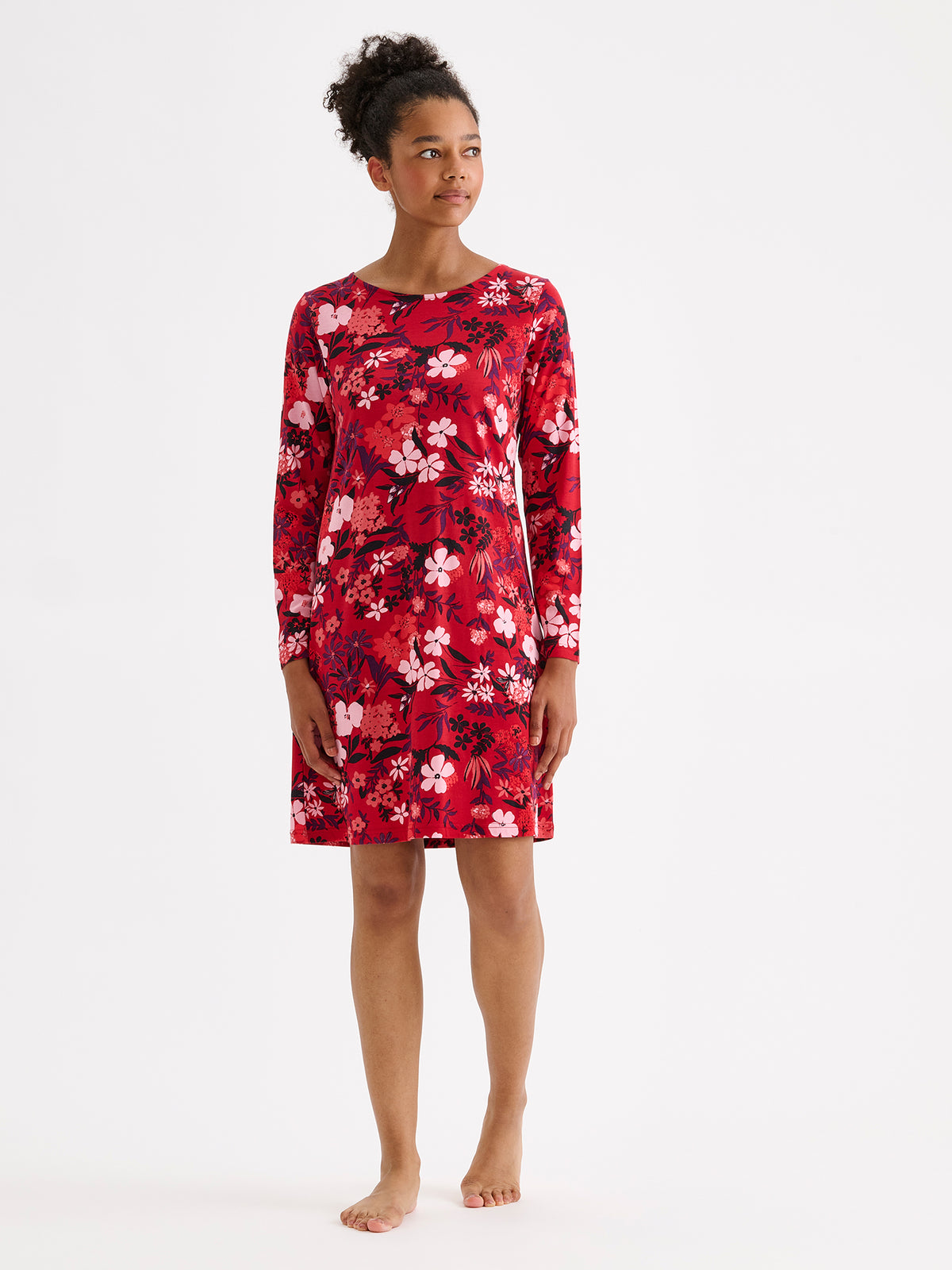 Nanso women's short Lootus nightgown delights with its red-toned floral print. Made from soft jersey fabric, this nightdress is perfect for relaxing at home and enjoying a restful night's sleep.