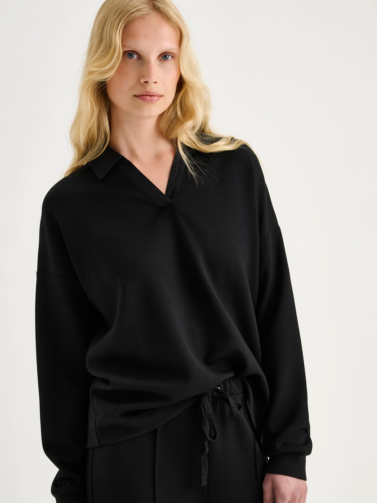 Nanso women's black Aurelia lounge shirt with a collar combines relaxed comfort with a polished look.