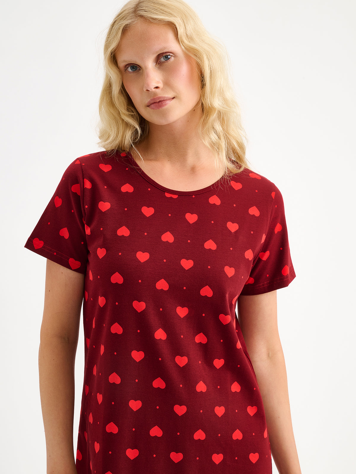 nanso women's charming Onnellinen short nightgown is perfect for cosy moments at home. on a model