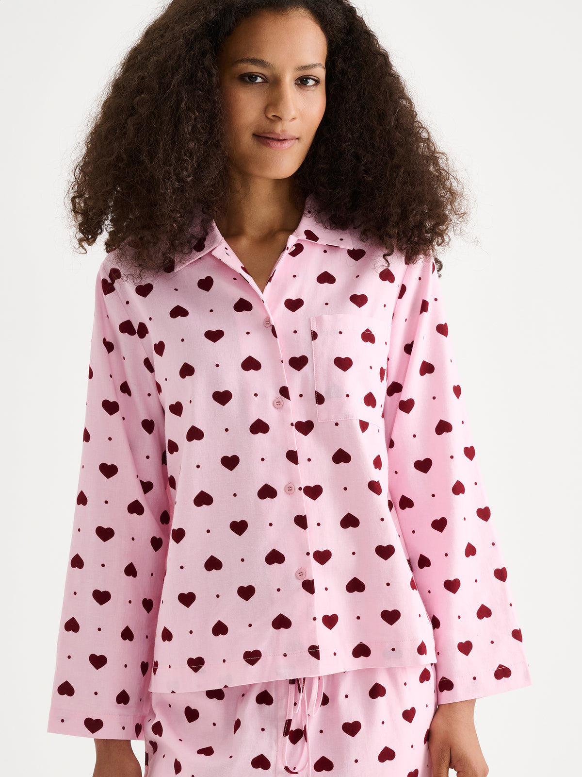 Women's ONNELLINEN flannel pyjama pants and shirt bring comfort and joy to relaxed days at home. Featuring a charming heart print and a loose, comfortable fit, these pyjama trousers are perfect for peaceful mornings, unwinding after a long day, and restful nights.