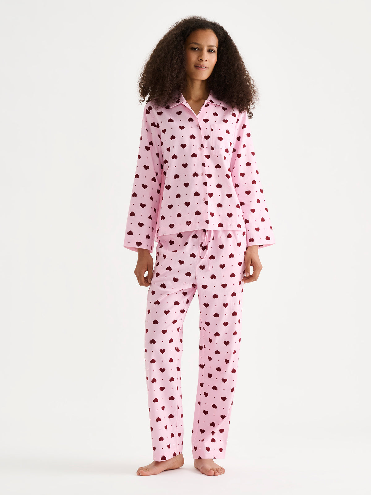 Women's ONNELLINEN flannel pyjama pants and shirt bring comfort and joy to relaxed days at home. Featuring a charming heart print and a loose, comfortable fit, these pyjama trousers are perfect for peaceful mornings, unwinding after a long day, and restful nights.