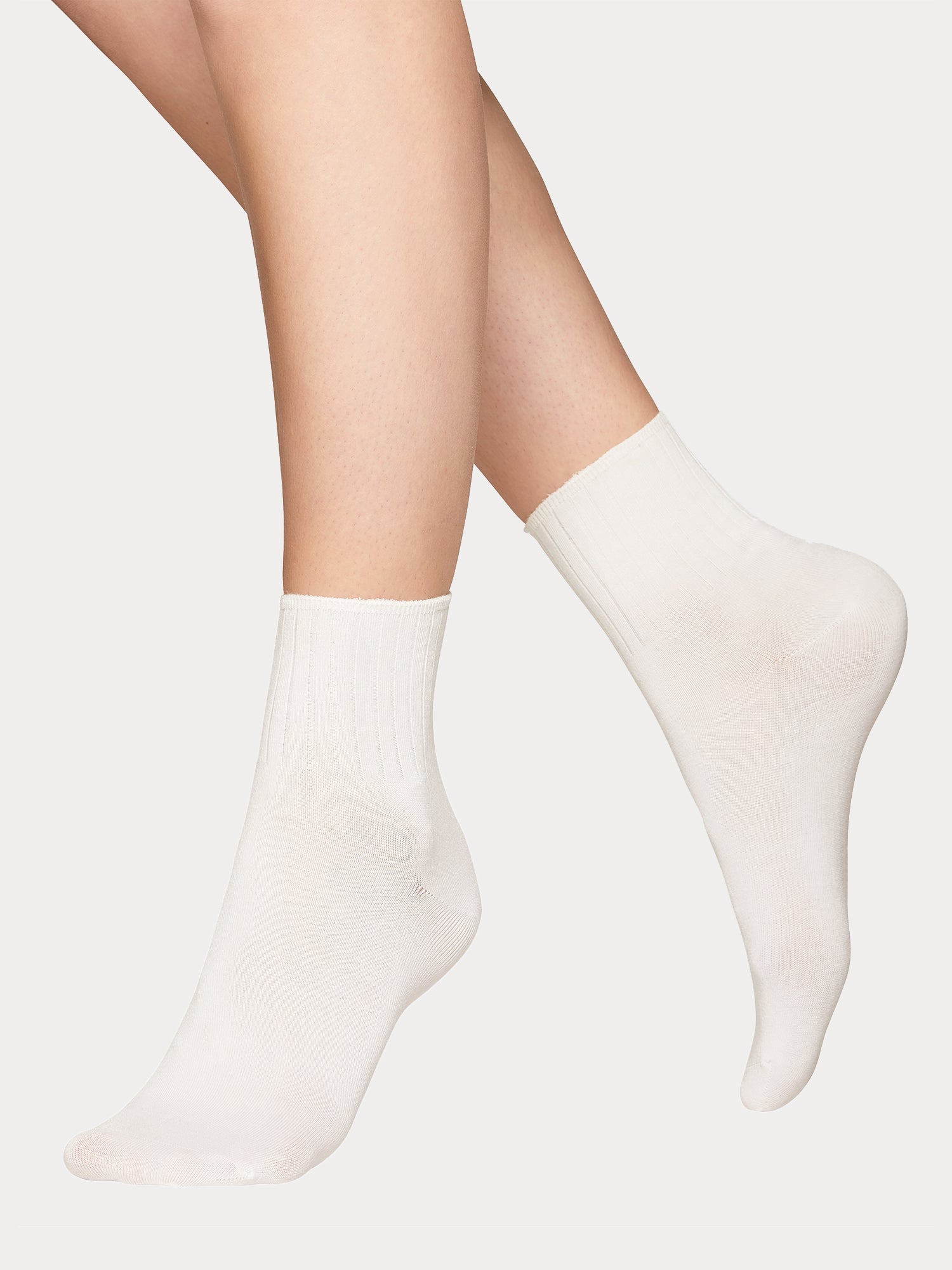 Vogue women's Lyocell ankle socks, crafted from eco-conscious lyocell, with elastic cuff that ensures a secure, comfortable fit throughout the day. Pictured on a model.