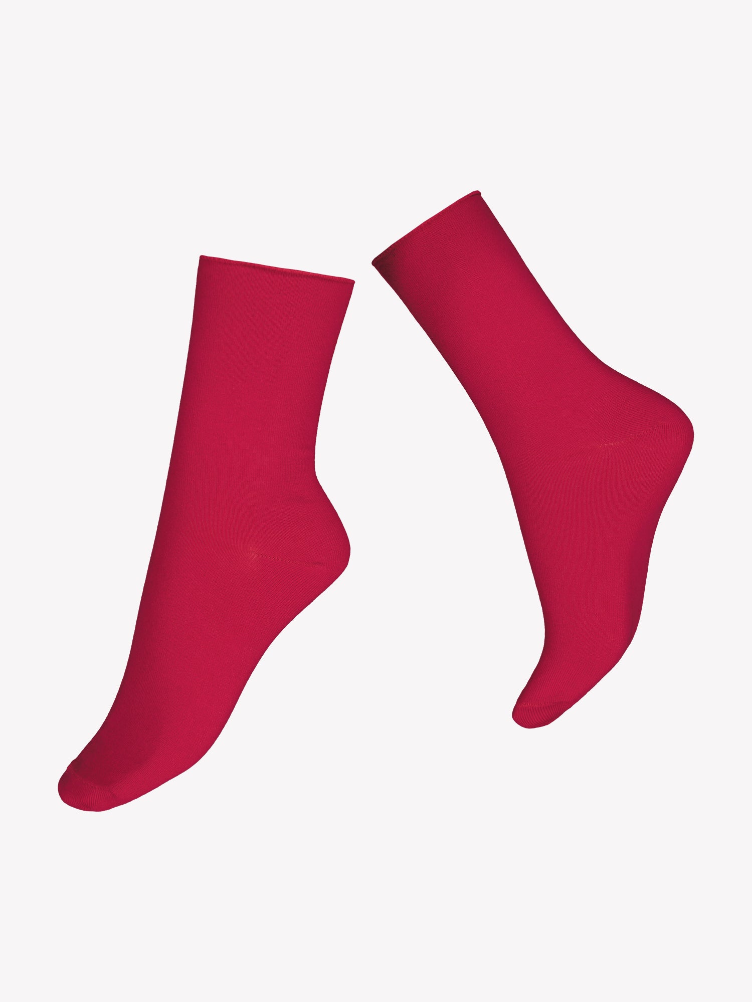 Vogue's soft, high-quality peony pink ankle socks made of organic cotton in a product picture.