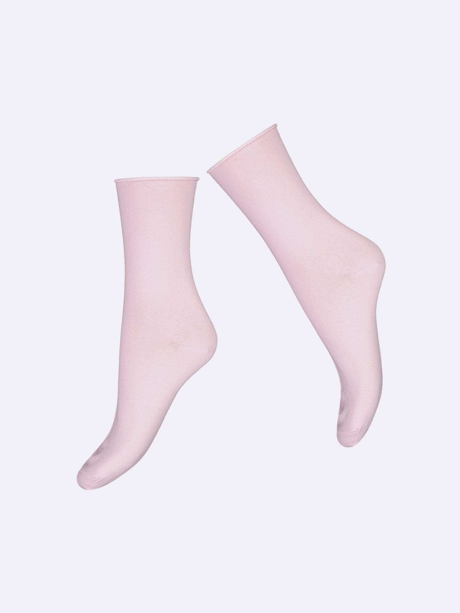 These comfortable organic cotton socks are perfect for everyday wear in lavender.