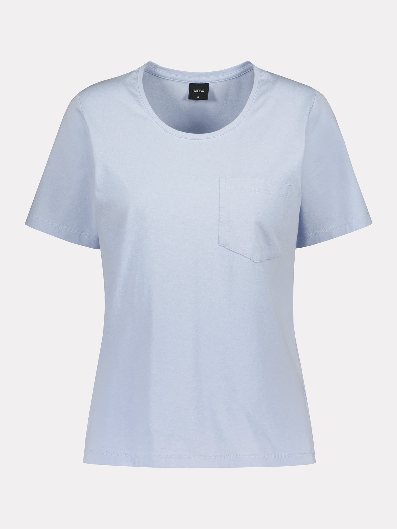 This elegant light blue Tasku t-shirt for women features a round neckline. A classic t-shirt is a reliable choice for any outfit, with its effortless versatility.
