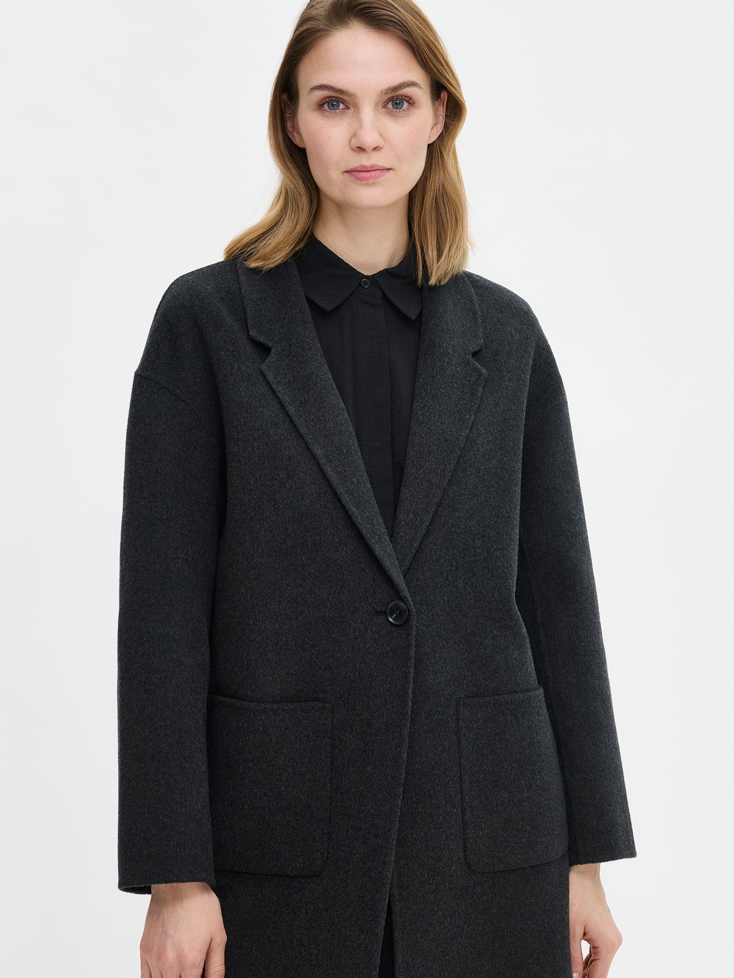 Nanso women's stylish and timeless grey YLLE wool coat, close-up