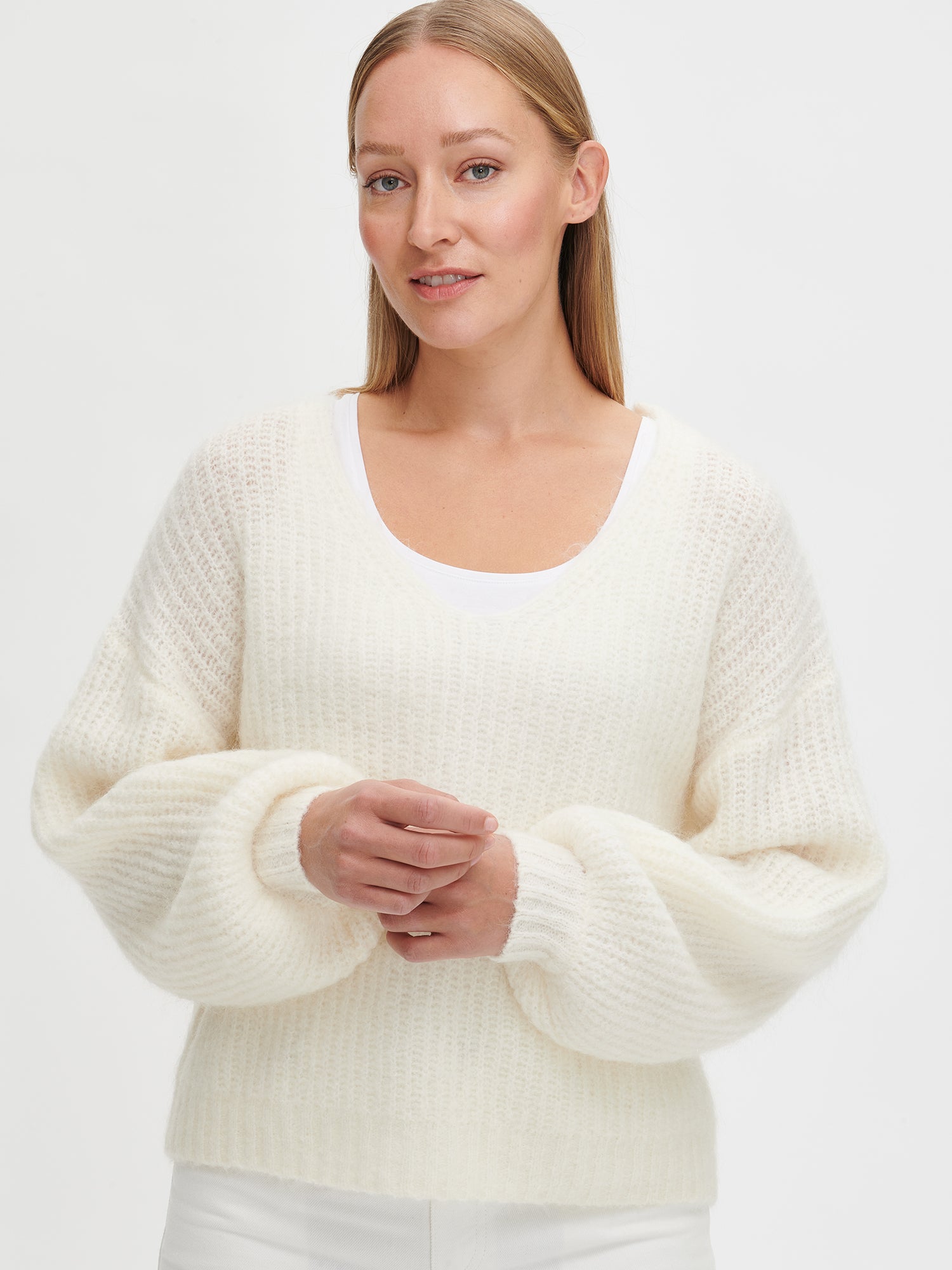 Nanso women's cozy off-white Karamelli knit sweater with a V-neckline, close-up