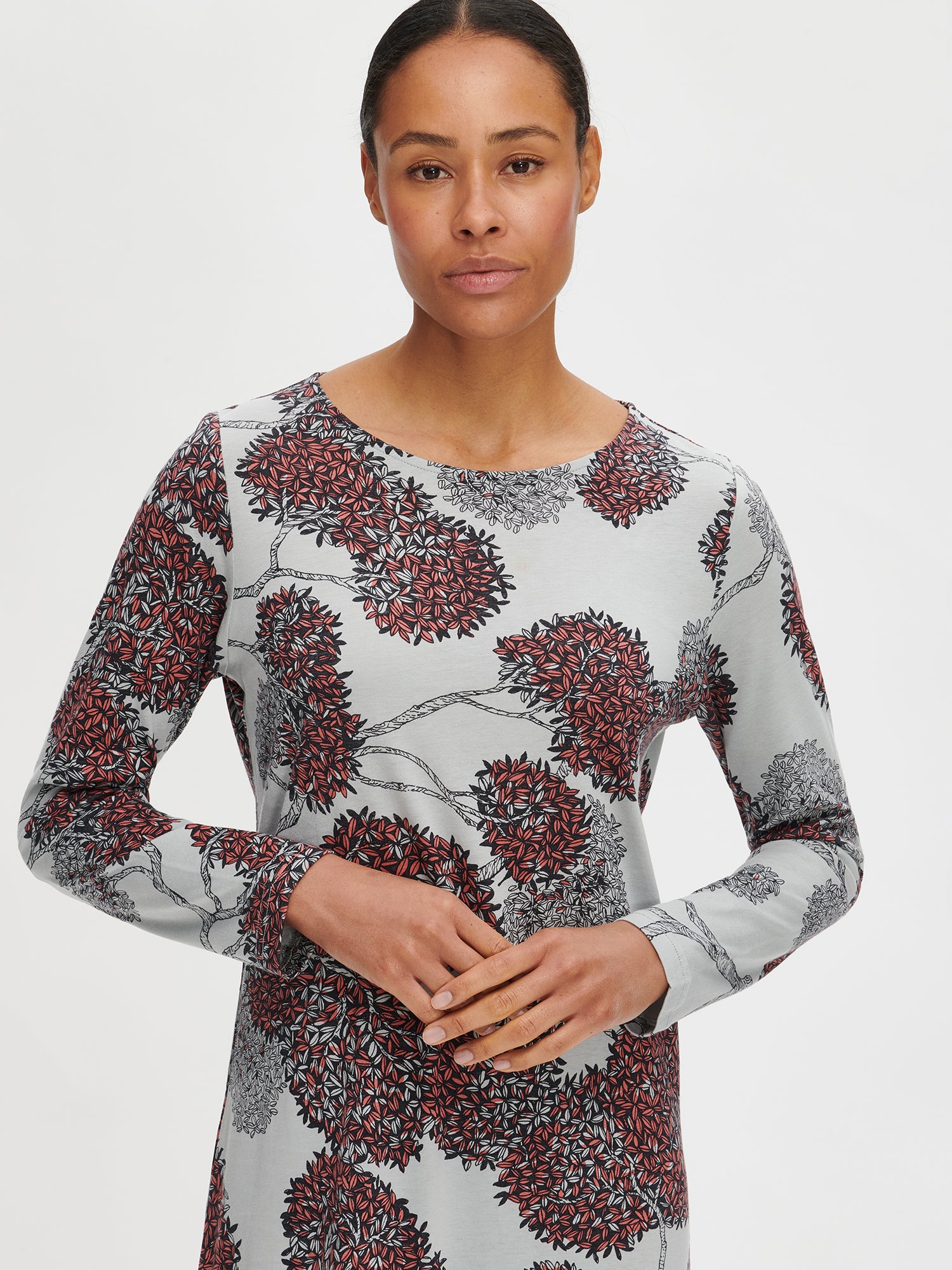 Nanso Women's patterned grey Tuomi nightgown with long sleeves, close-up, worn by the model.