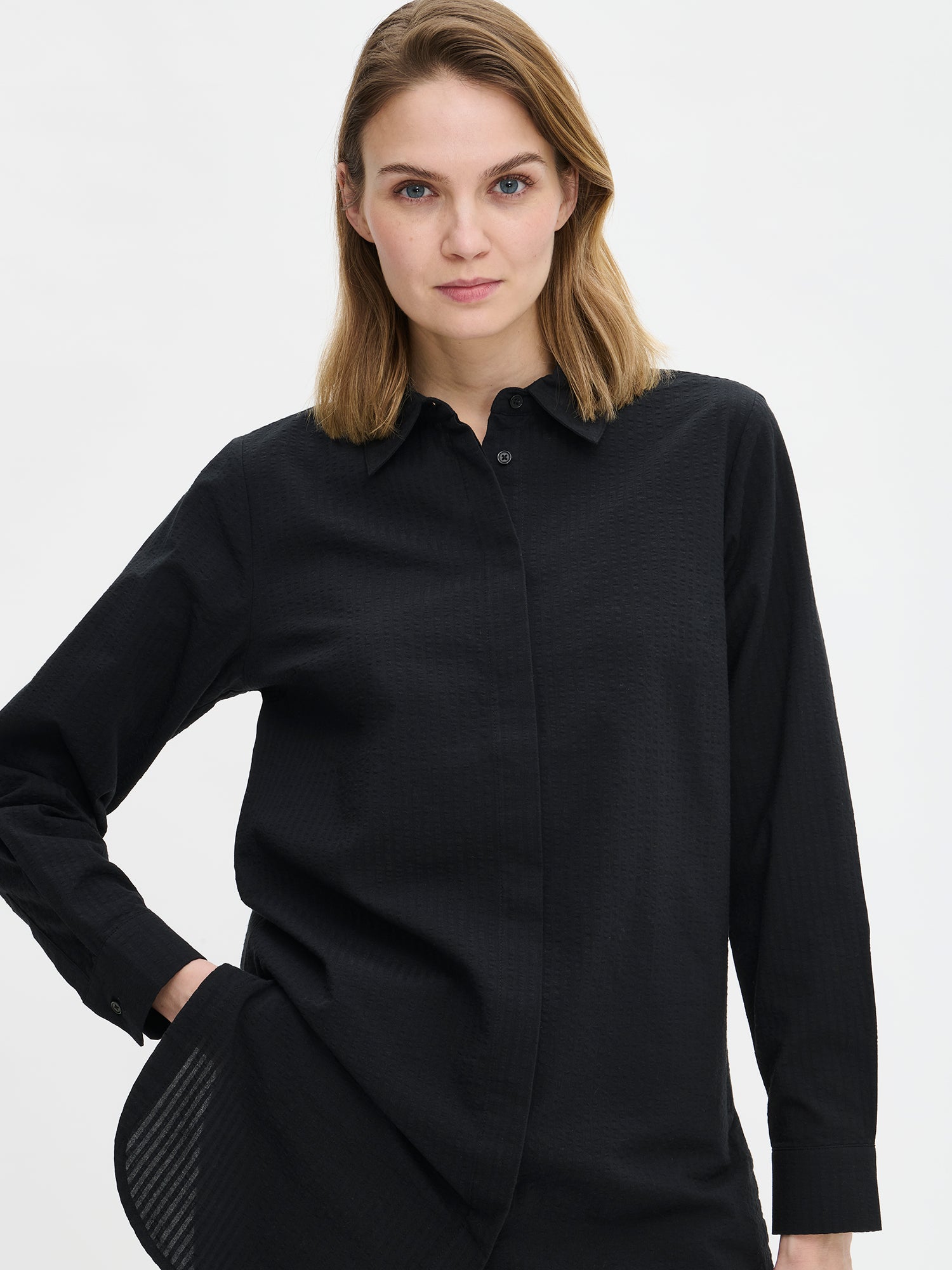 Nanso's versatile women's Justiinsa shirt in black from the front