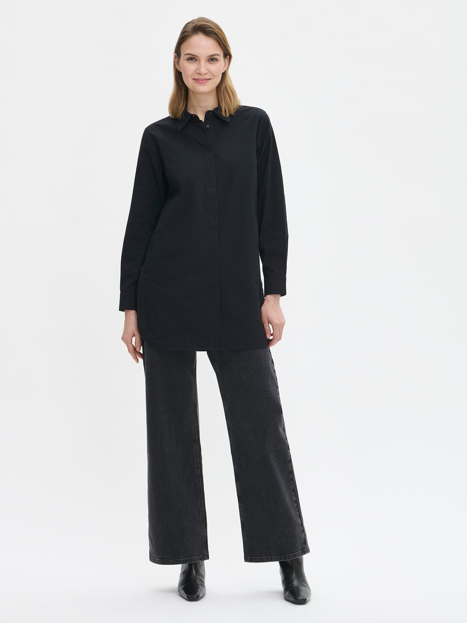 Nanso's versatile women's Justiinsa shirt in black is perfect for any occasion