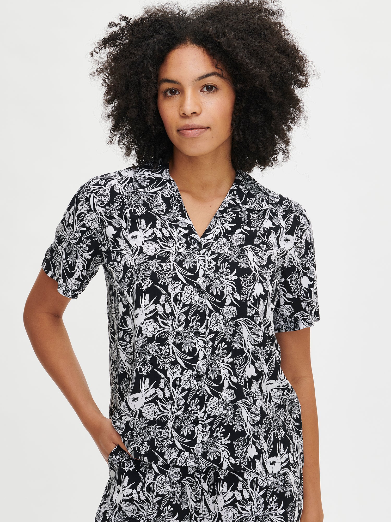 Women's black Pieni Floristi shirt features a beautiful floral pattern from the front