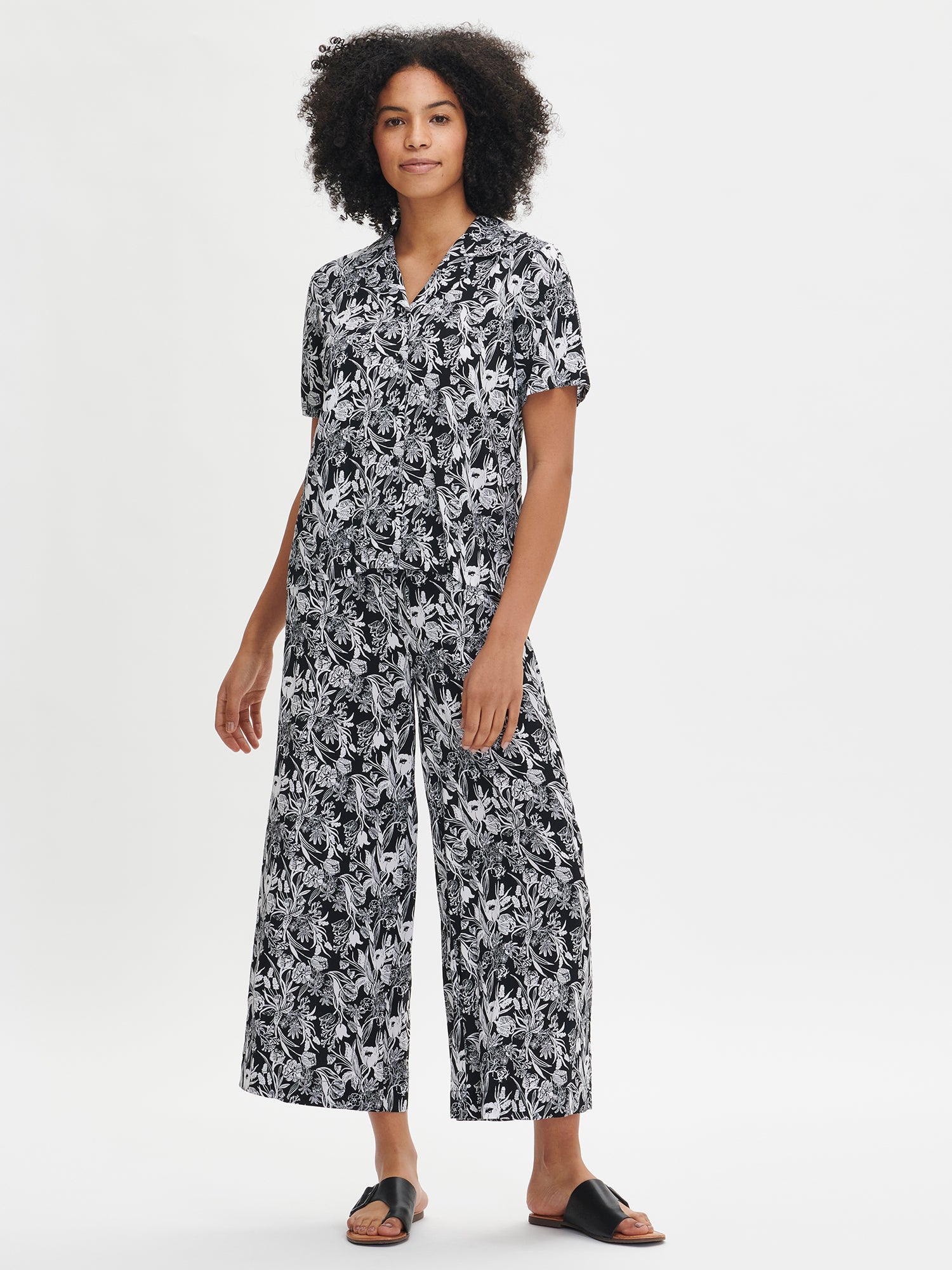 Women's black Pieni Floristi shirt features a beautiful floral pattern with floral pants