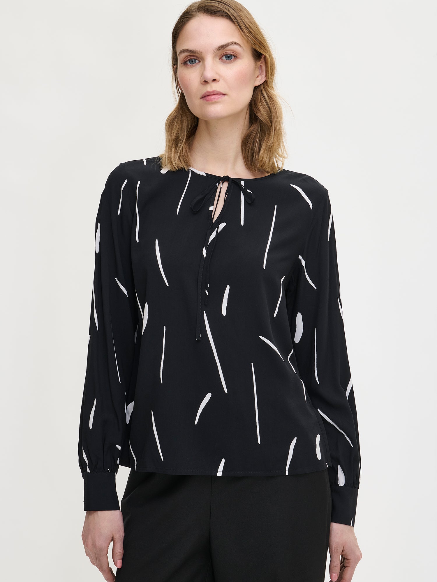 Nanso women's patterned black and white Sivellin blouse front