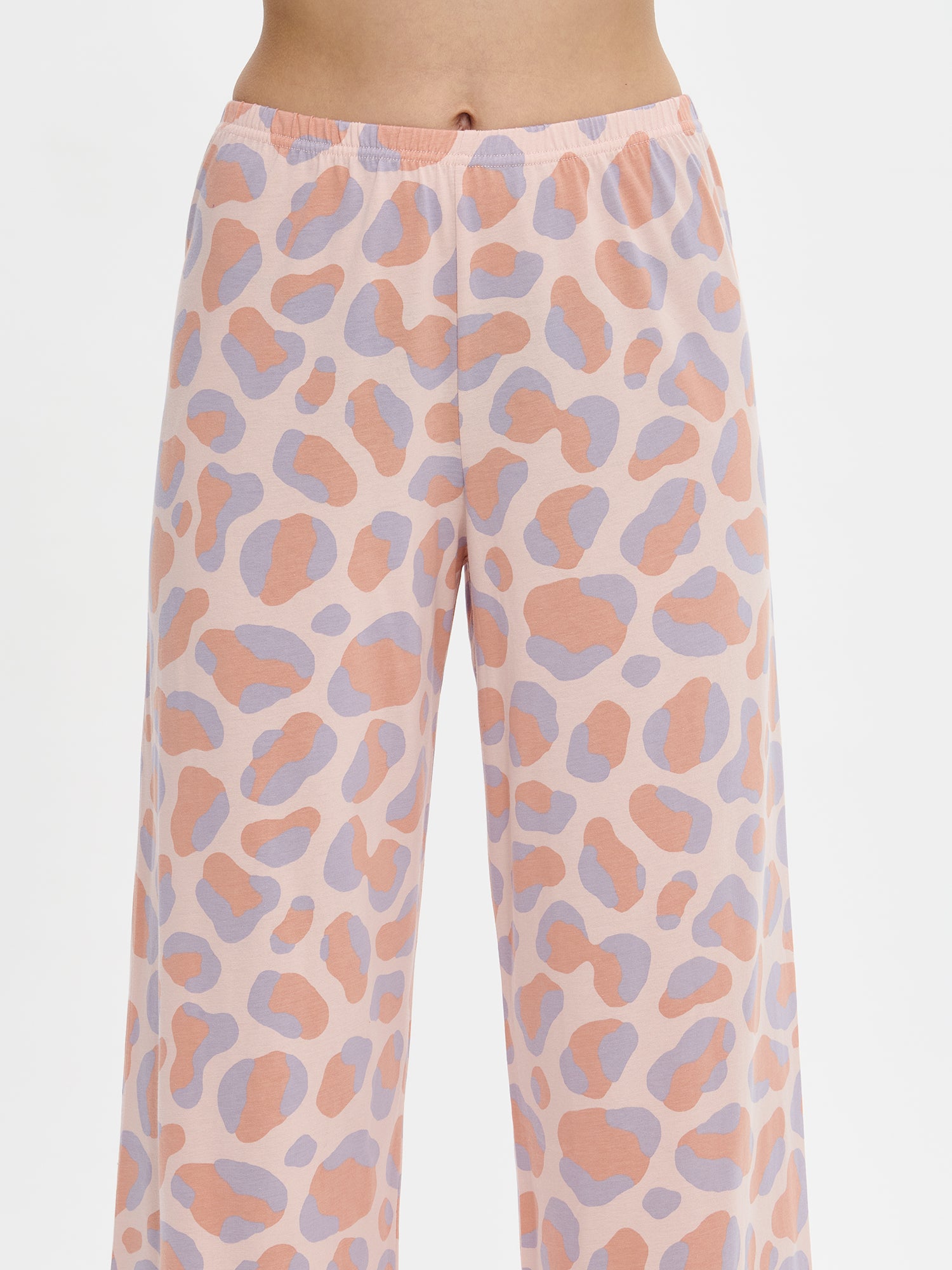 Nanso women’s pink Pantteri trousers, worn by model close up view, with 7/8-length legs and relaxed fit.
