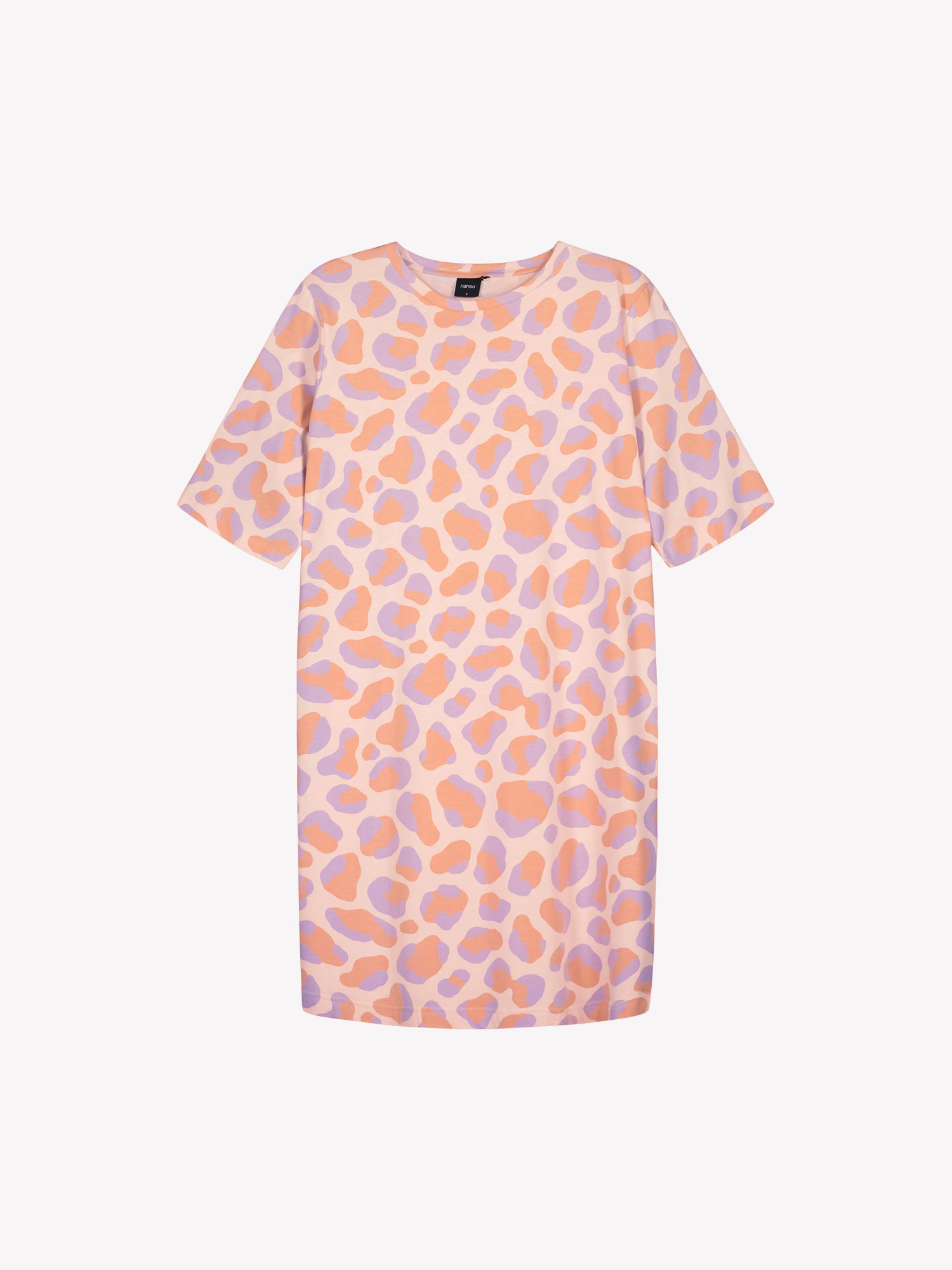 Nanso women’s pink Pantteri nightgown in product image front view. Cotton-modal fabric with Pantteri pattern and relaxed cut.