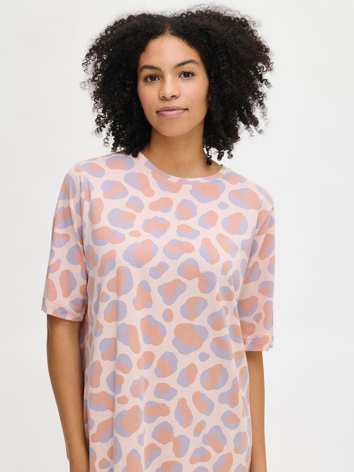 Nanso women’s patterned pink Pantteri nightgown worn by model, straight silhouette and bold Pantteri print visible front view.