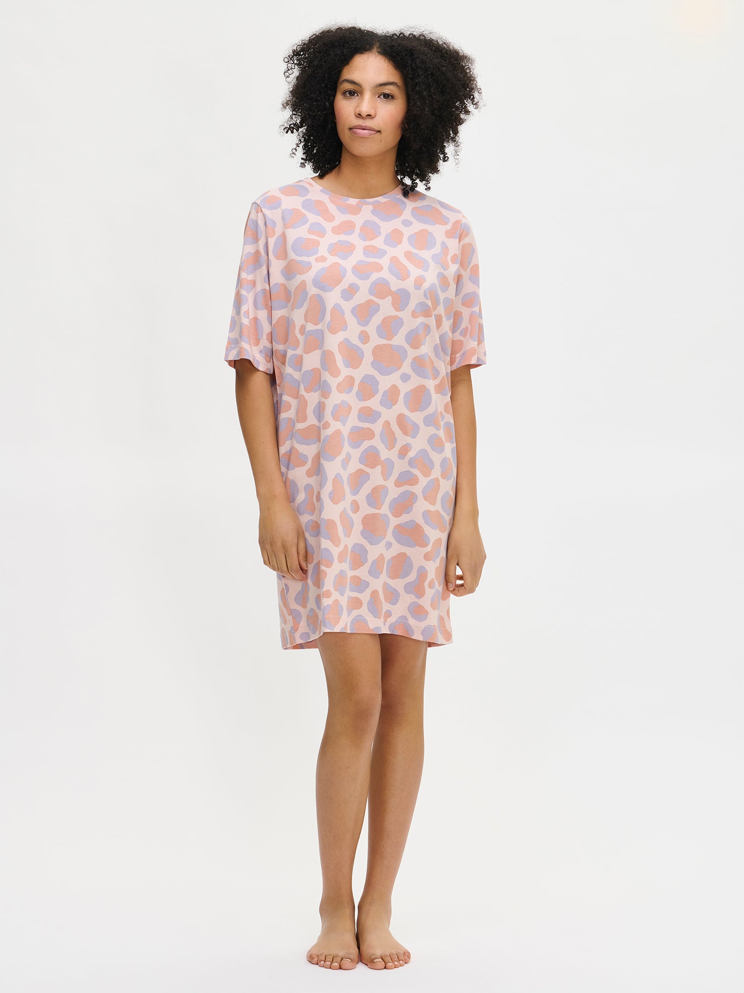 Nanso women’s pink Pantteri nightgown with elbow-length sleeves, round neckline and straight fit. Hem reaches mid-thigh. Shown on model front view.