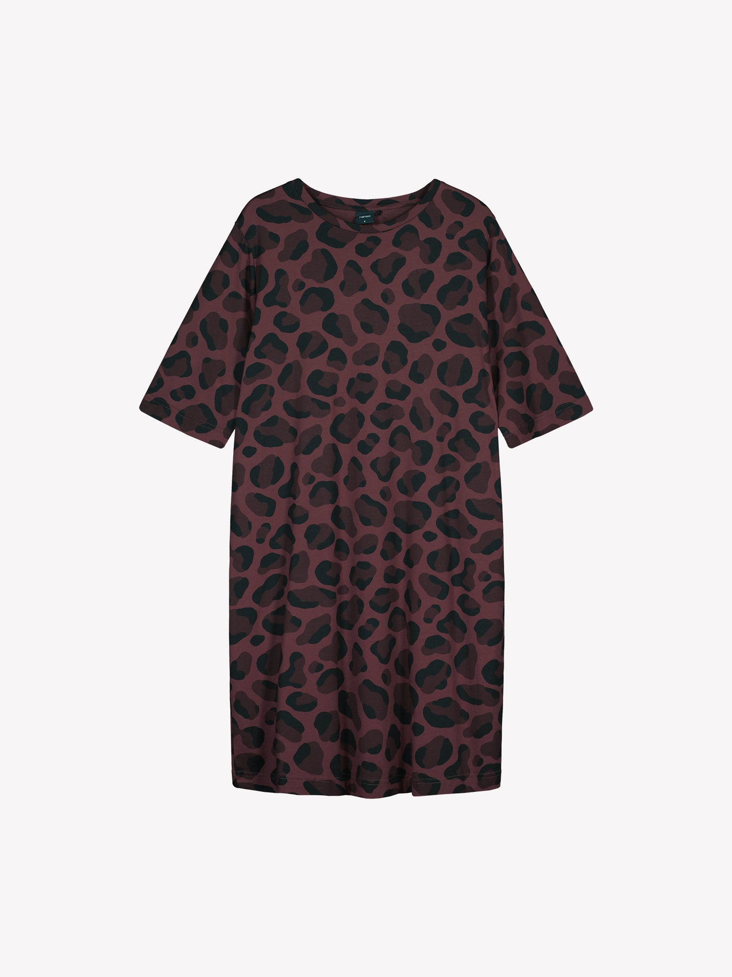 Nanso women’s brown Pantteri nightgown in product image front view. Cotton-modal fabric with Pantteri pattern and relaxed cut.