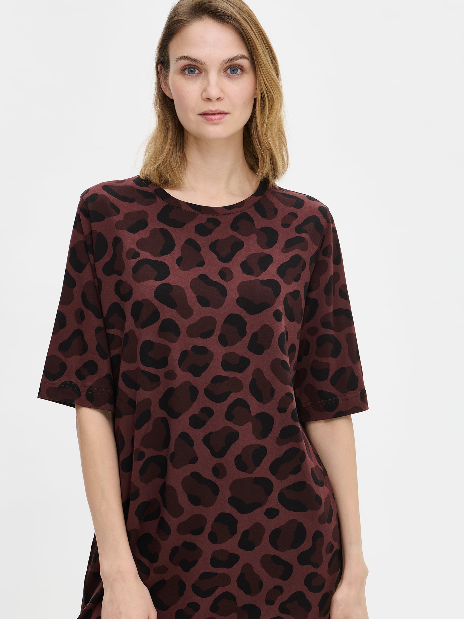 Nanso women’s patterned brown Pantteri nightgown worn by model, straight silhouette and bold Pantteri print visible front view.