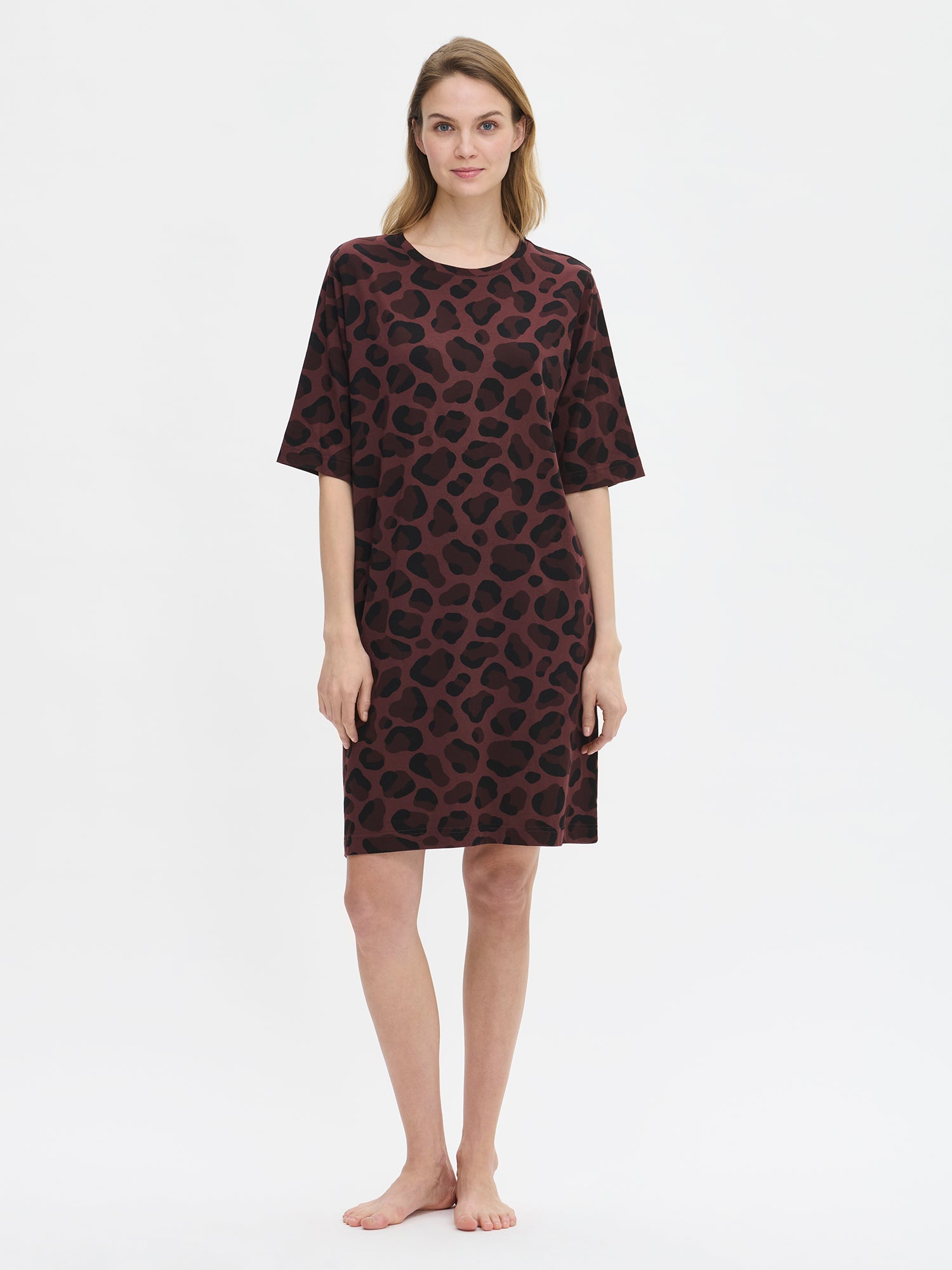 Nanso women’s brown Pantteri nightgown with elbow-length sleeves, round neckline and straight fit. Hem reaches mid-thigh. Shown on model front view.