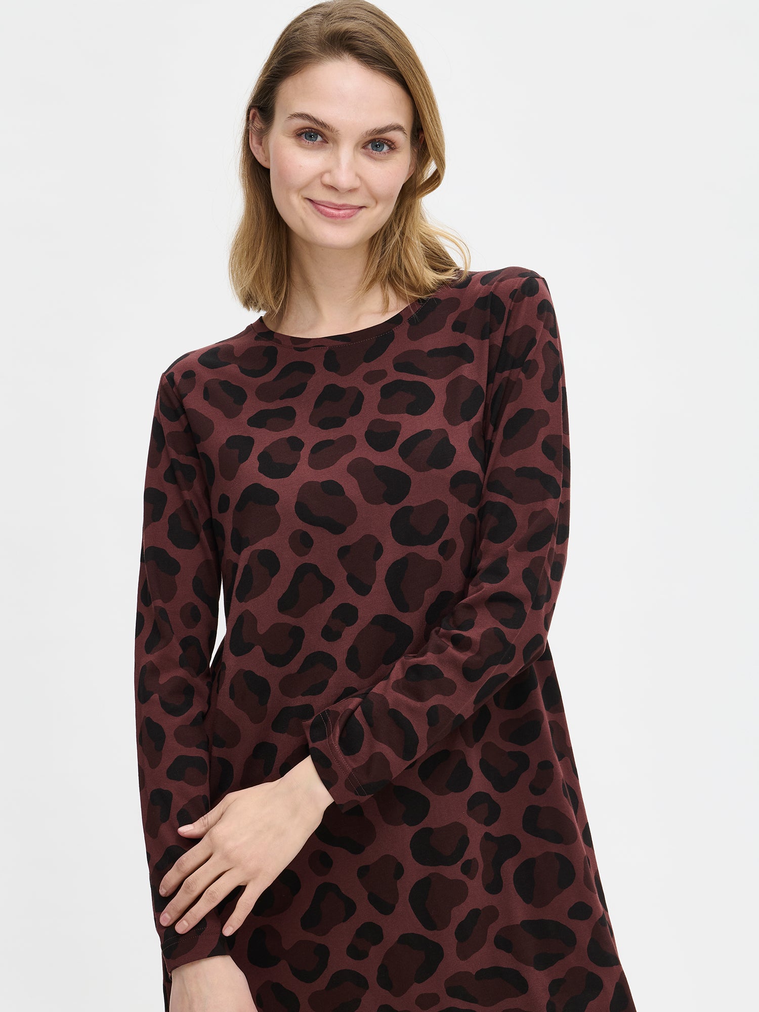 Nanso women’s patterned brown Pantteri nightgown with long sleeves, seen from the close-up on the model.