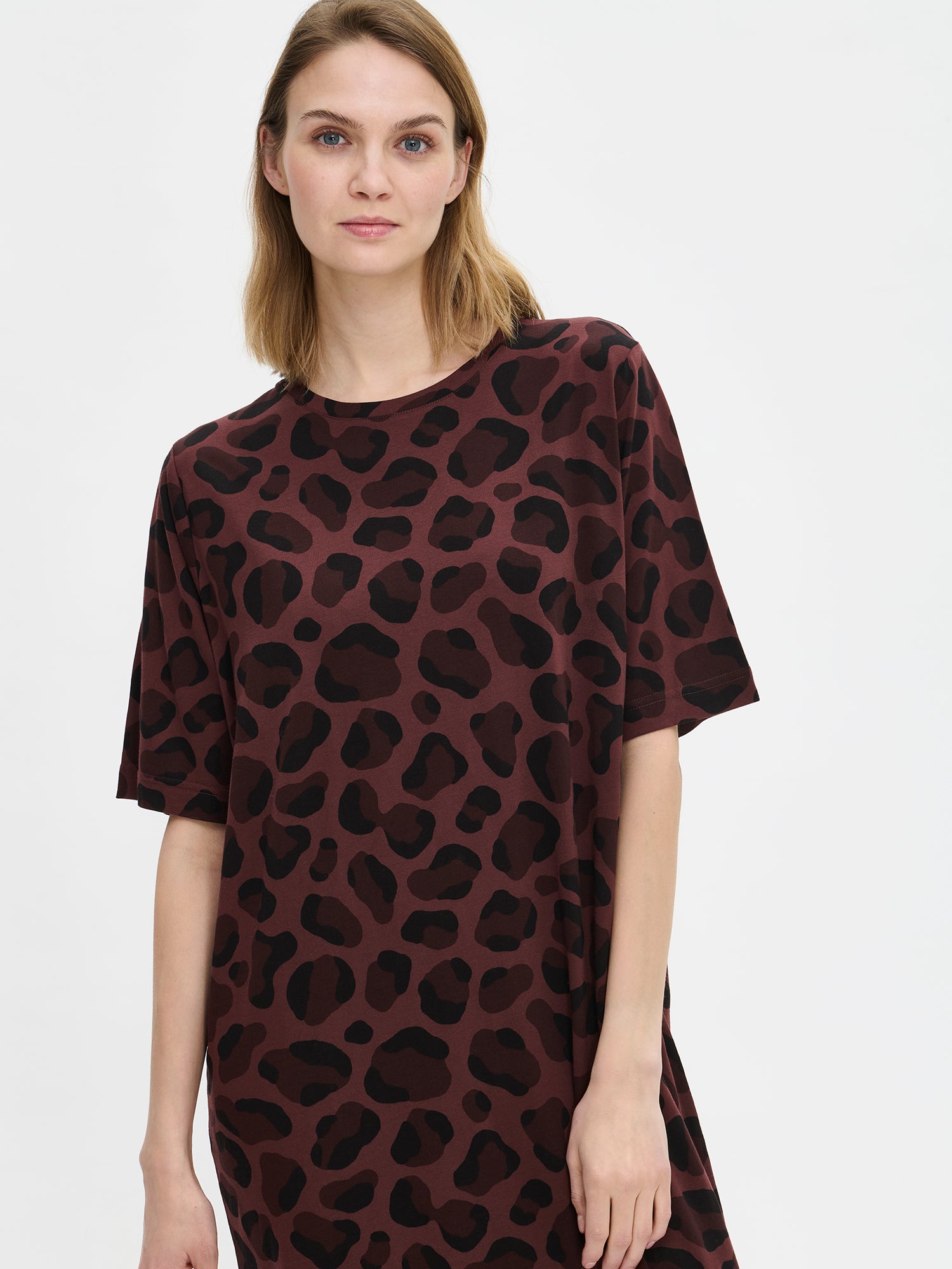 Nanso women’s long brown Pantteri nightgown with Pantteri pattern, worn by model from the front.