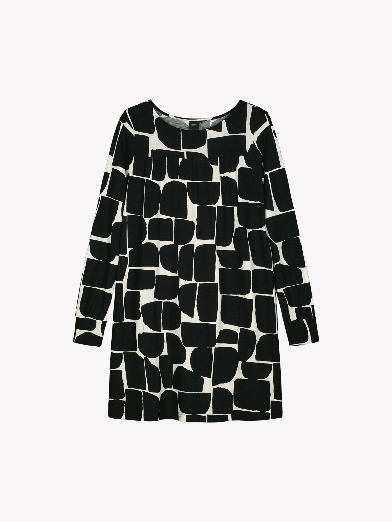 Nanso women’s black and white patterned Muuri tunic in viscose–elastane knit, long sleeves and relaxed hemline, product photo front view.