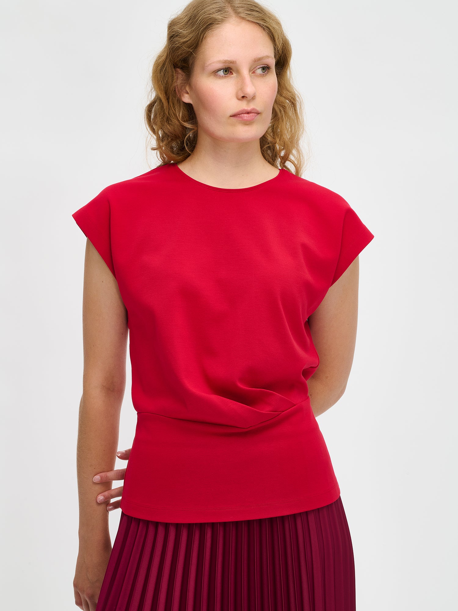 Nanso women’s Elegia blouse – timeless Finnish design in soft red knit with cap sleeves and pleated waist, image close-up