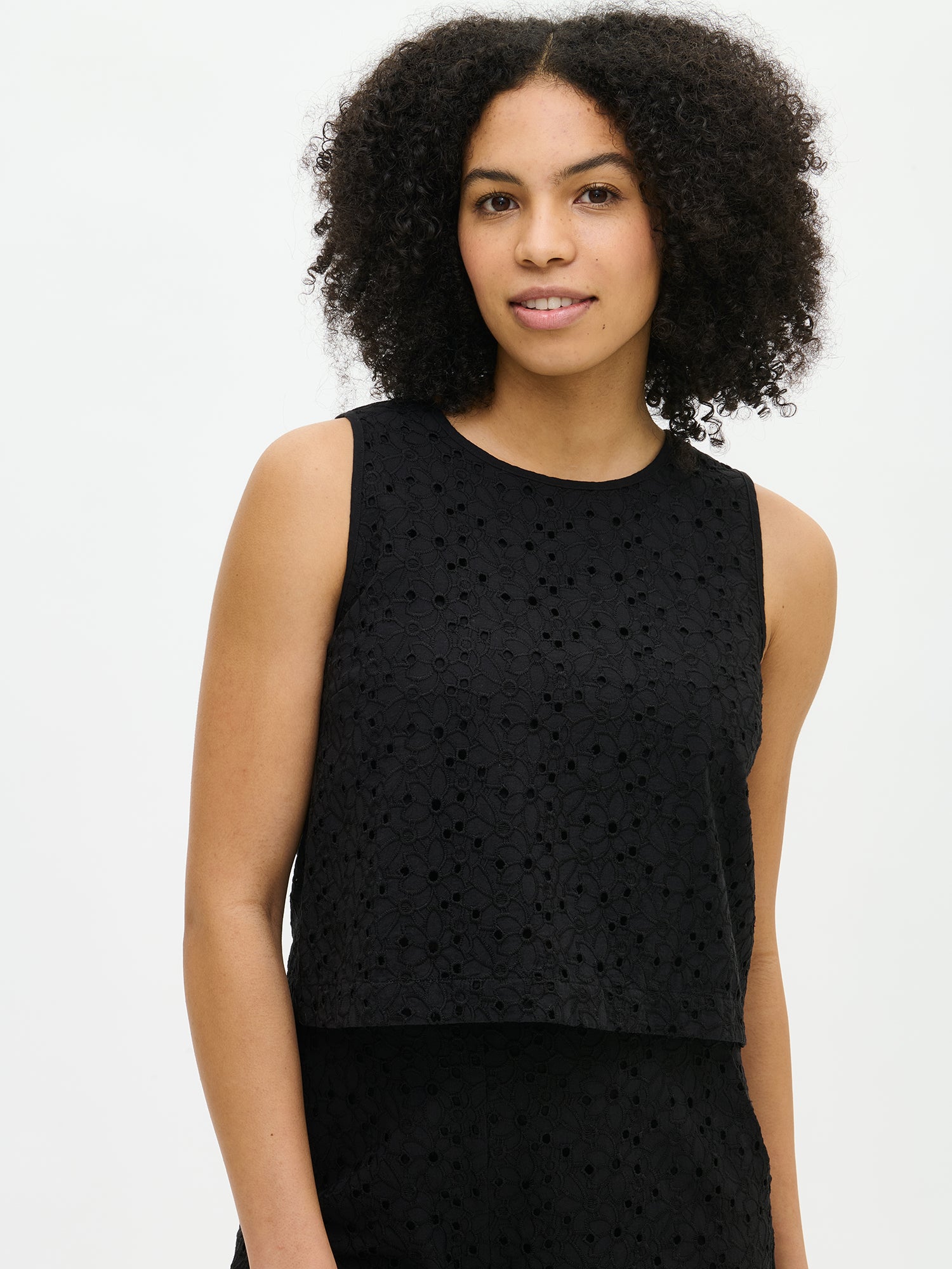 Nanso women's lovely NUPPU Blouse in black features delicate embroidery. Styled with Nuppu trousers, front.