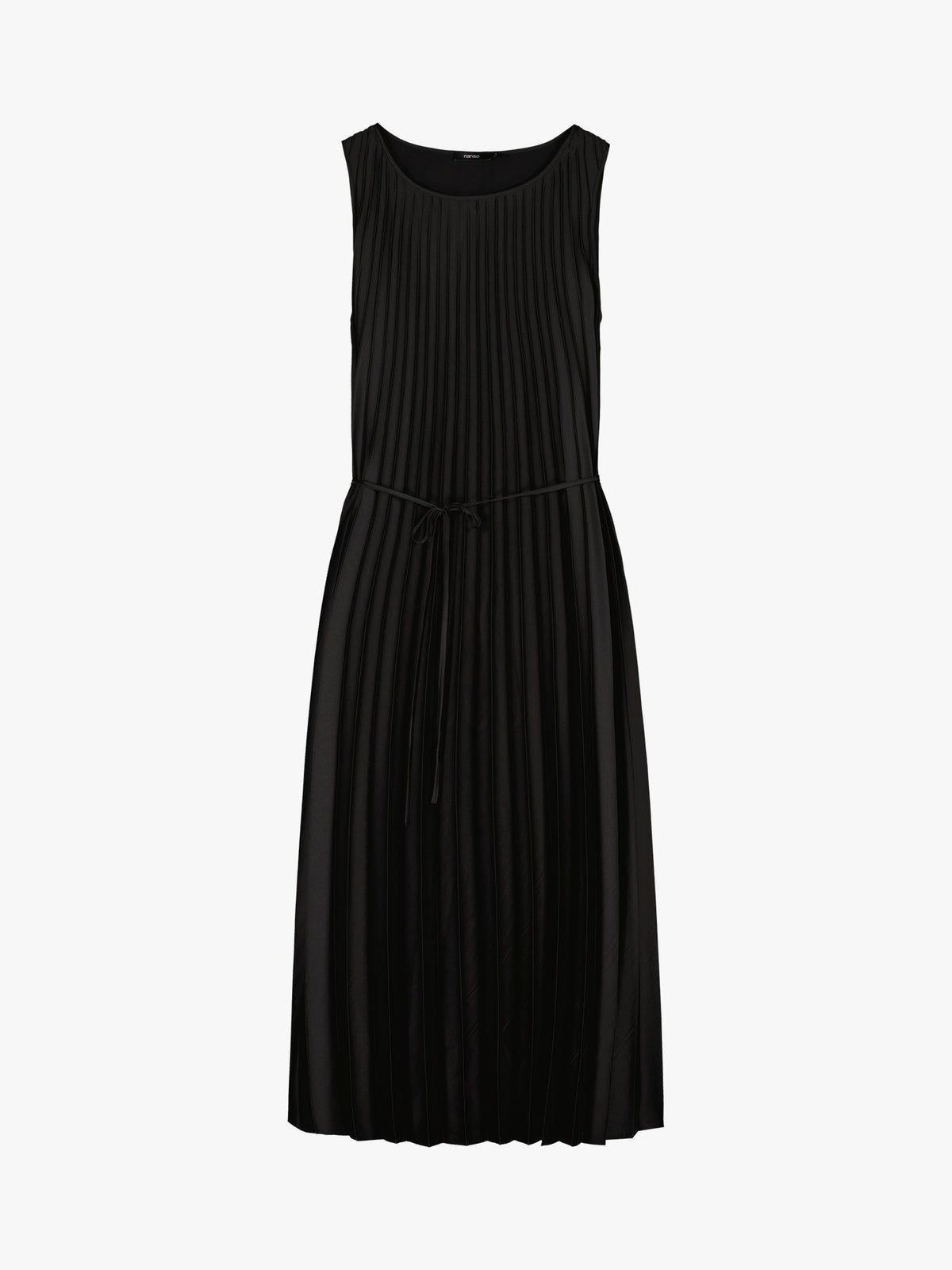Nanso women's beautifully draping long Taite dress in a classic black shade. This long, sleeveless pleated dress with a slim belt is a striking choice for festive occasions and other special moments throughout the season. Product picture