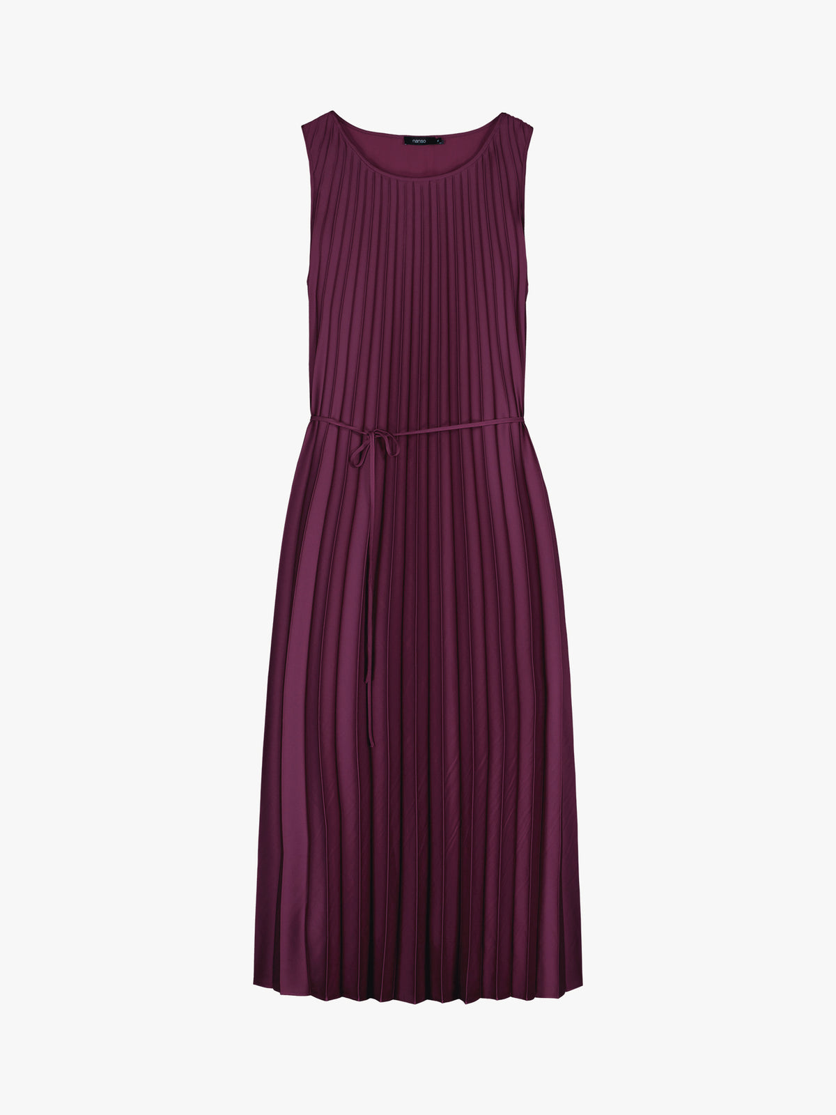 Nanso women's beautifully draping long Taite dress in a radiant violet shade. This long, sleeveless pleated dress with a slim belt is a striking choice for festive occasions and other special moments throughout the season. Product picture