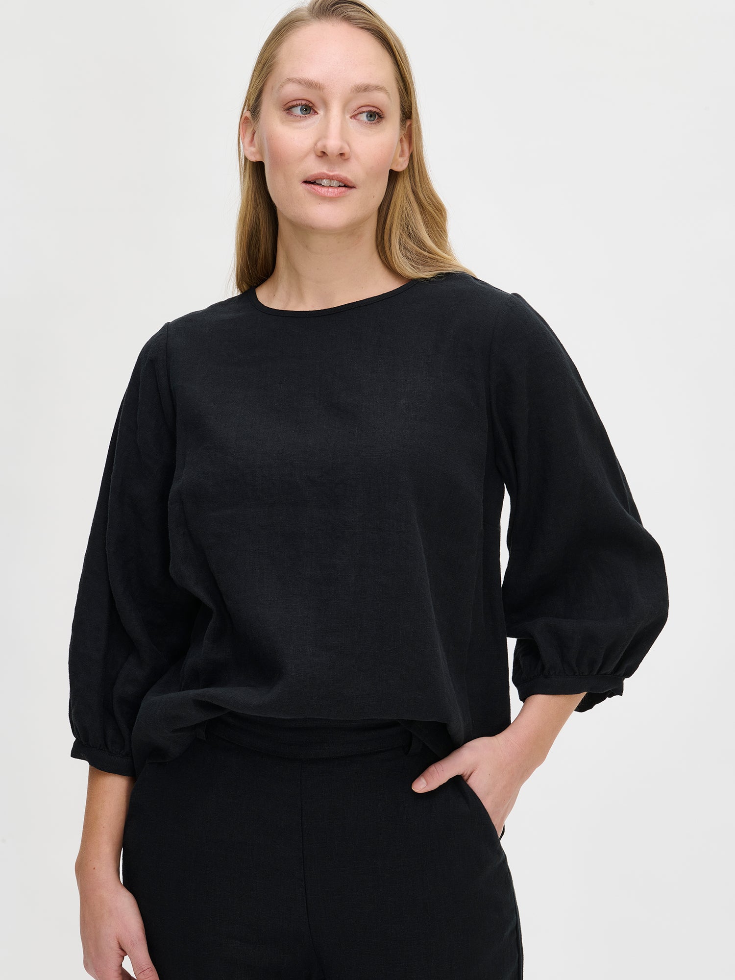 Women's Saralia linen Blouse in black is a timeless addition to any wardrobe, easily paired with different outfits for various occasions. Worn by a model in size S.
