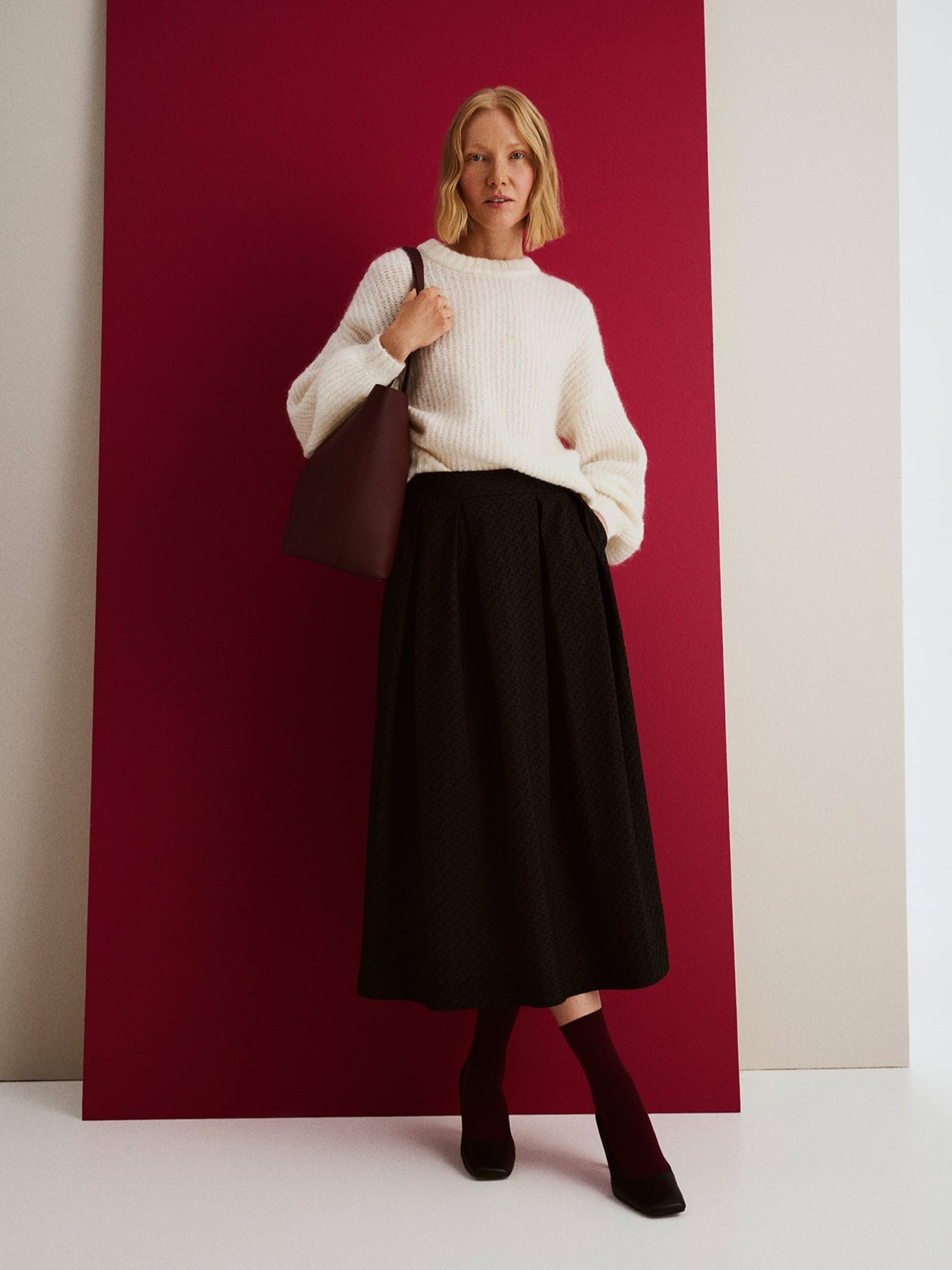 Nanso stylish tote-style Maxi Naru leather bag in classic burgundy, carried by a model