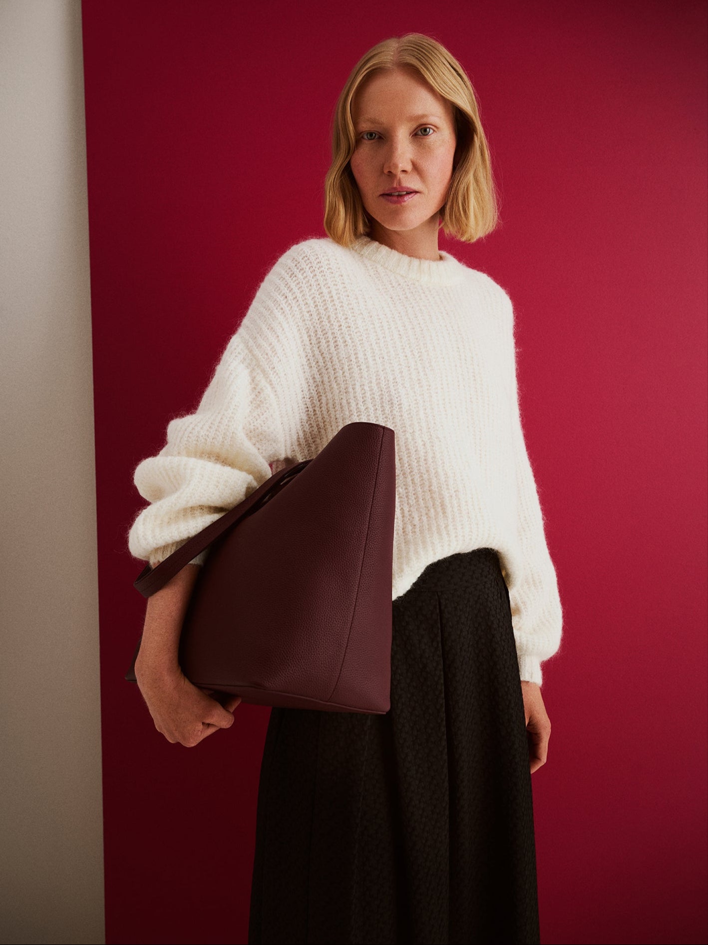 Nanso stylish tote-style Maxi Naru leather bag in classic burgundy, carried by a model