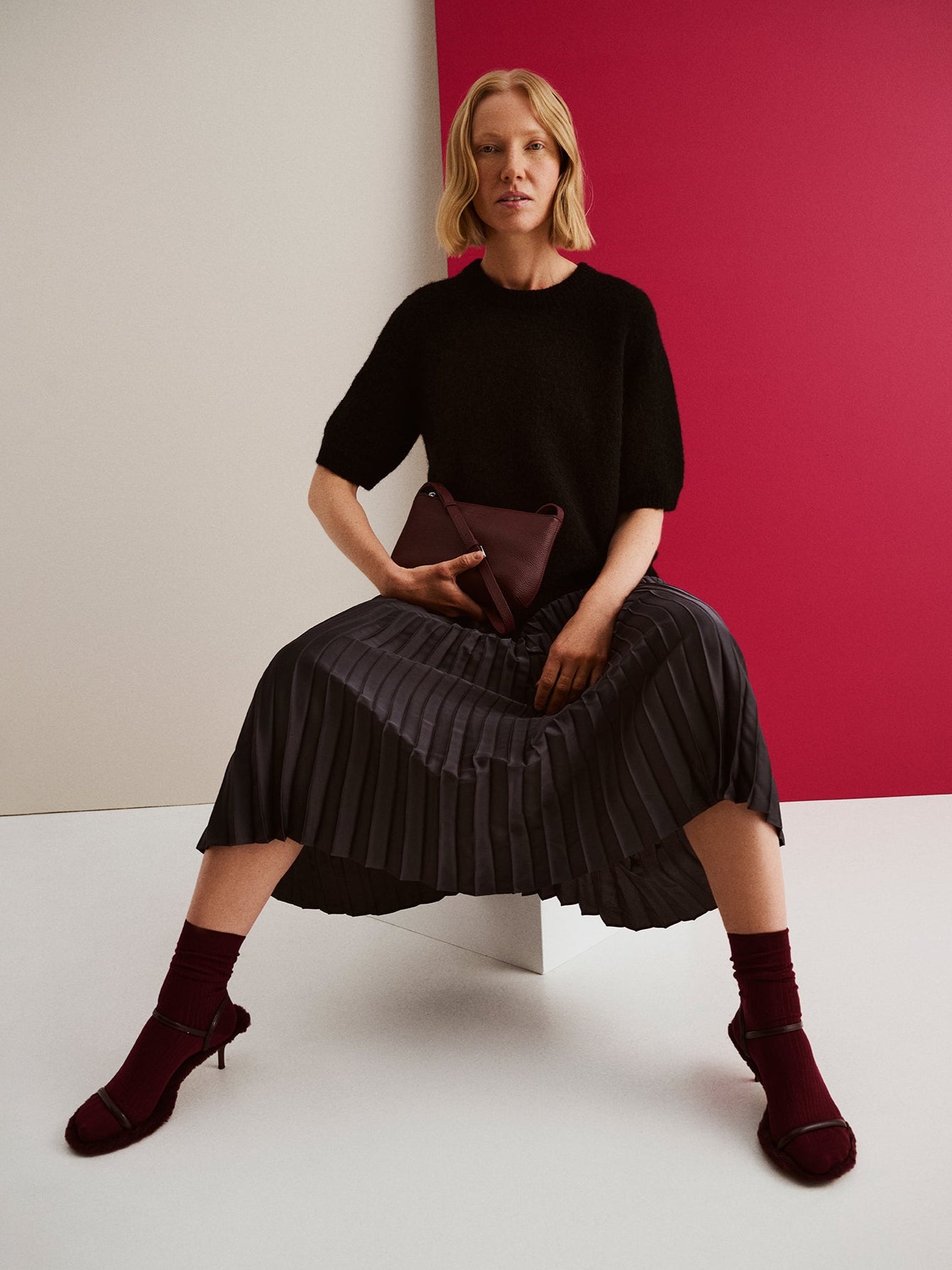 Nanso sleek burgundy Naru leather bag, on a sitting model