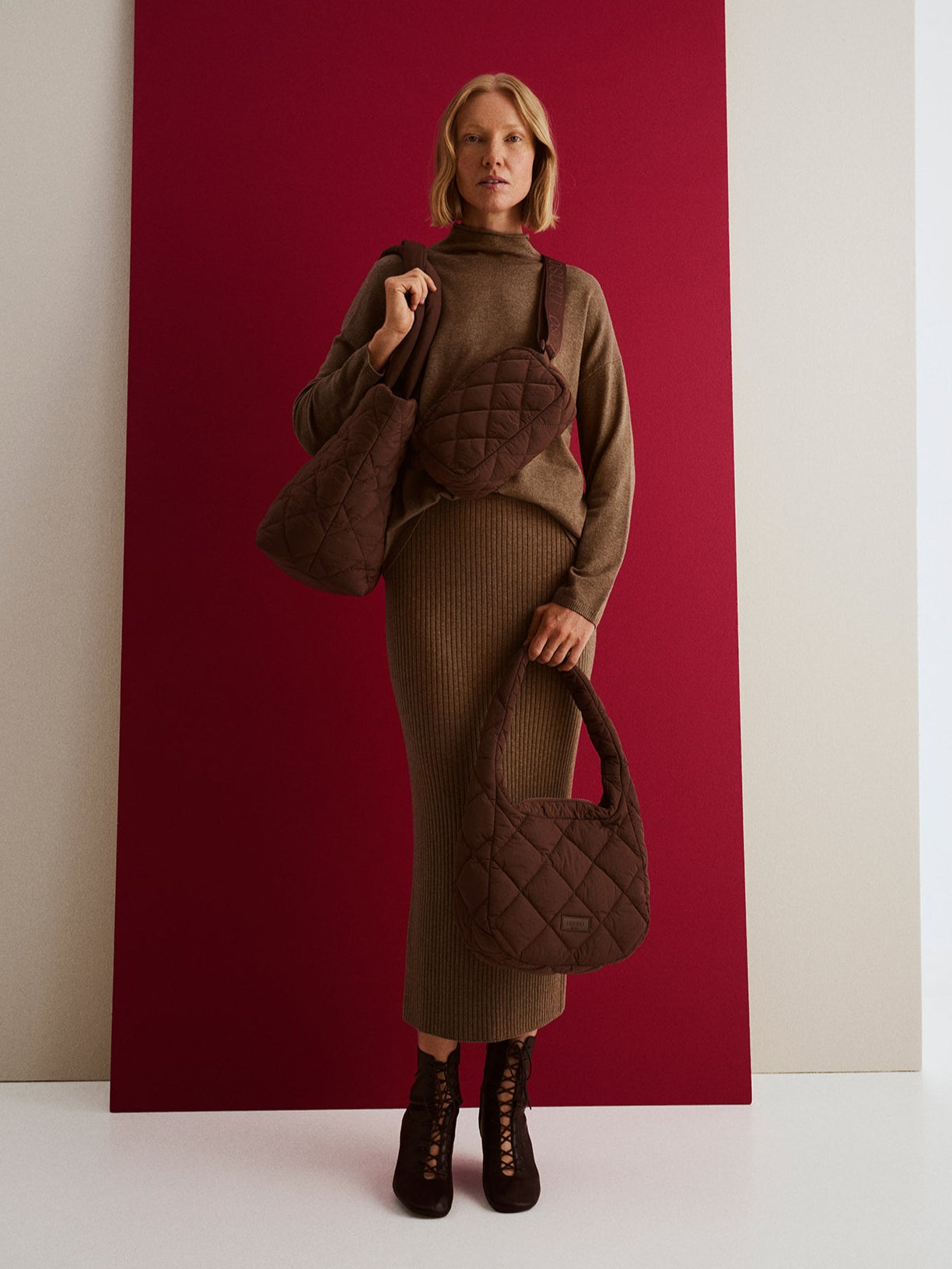 Women´s grey brown Villis long-sleeved sweater. Worn by a model in with vanu bags.