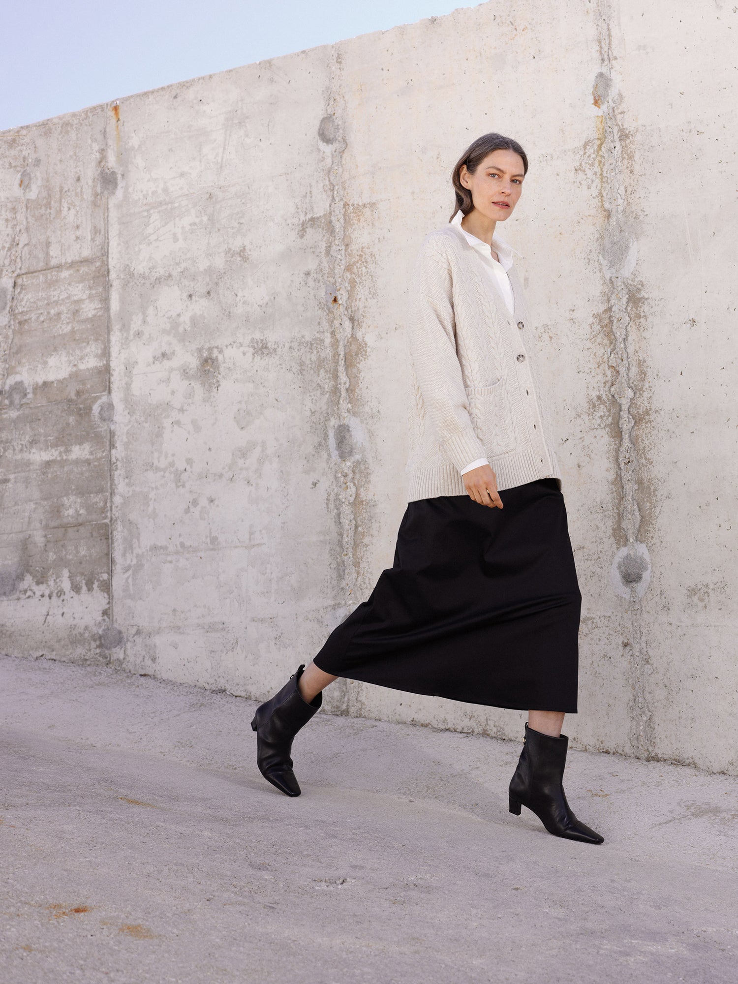 The women's Milla black skirt. Worn by a model in size 36.