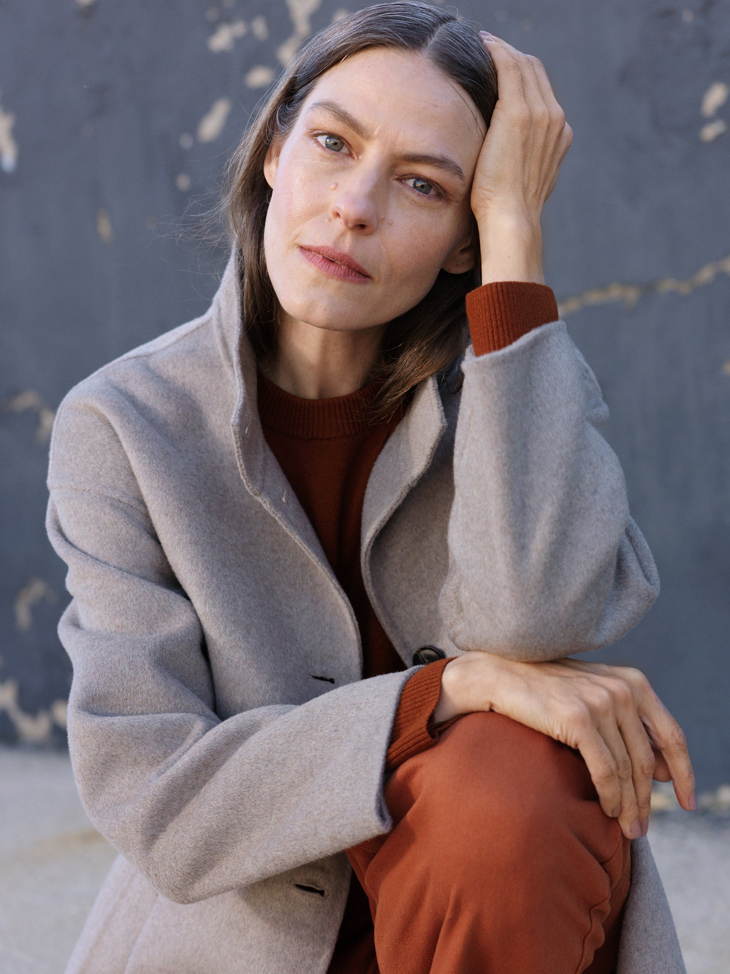Nanso women´s beautiful brown Villis knit sweater with long sleeves, worn by a model combined with a lovely jacket.