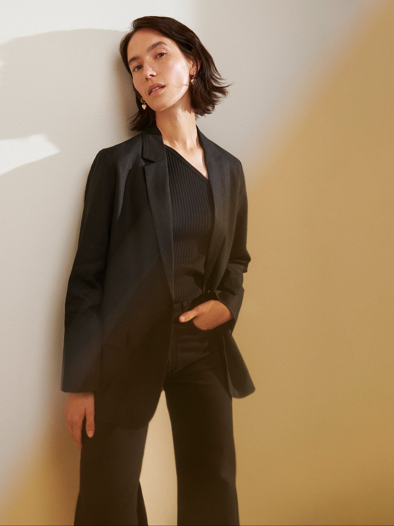 The ARLES linen blazer in black is a stylish and timeless addition to any woman's wardrobe. Made from high-quality linen, it exudes elegance and sophistication when paired with black jeans.