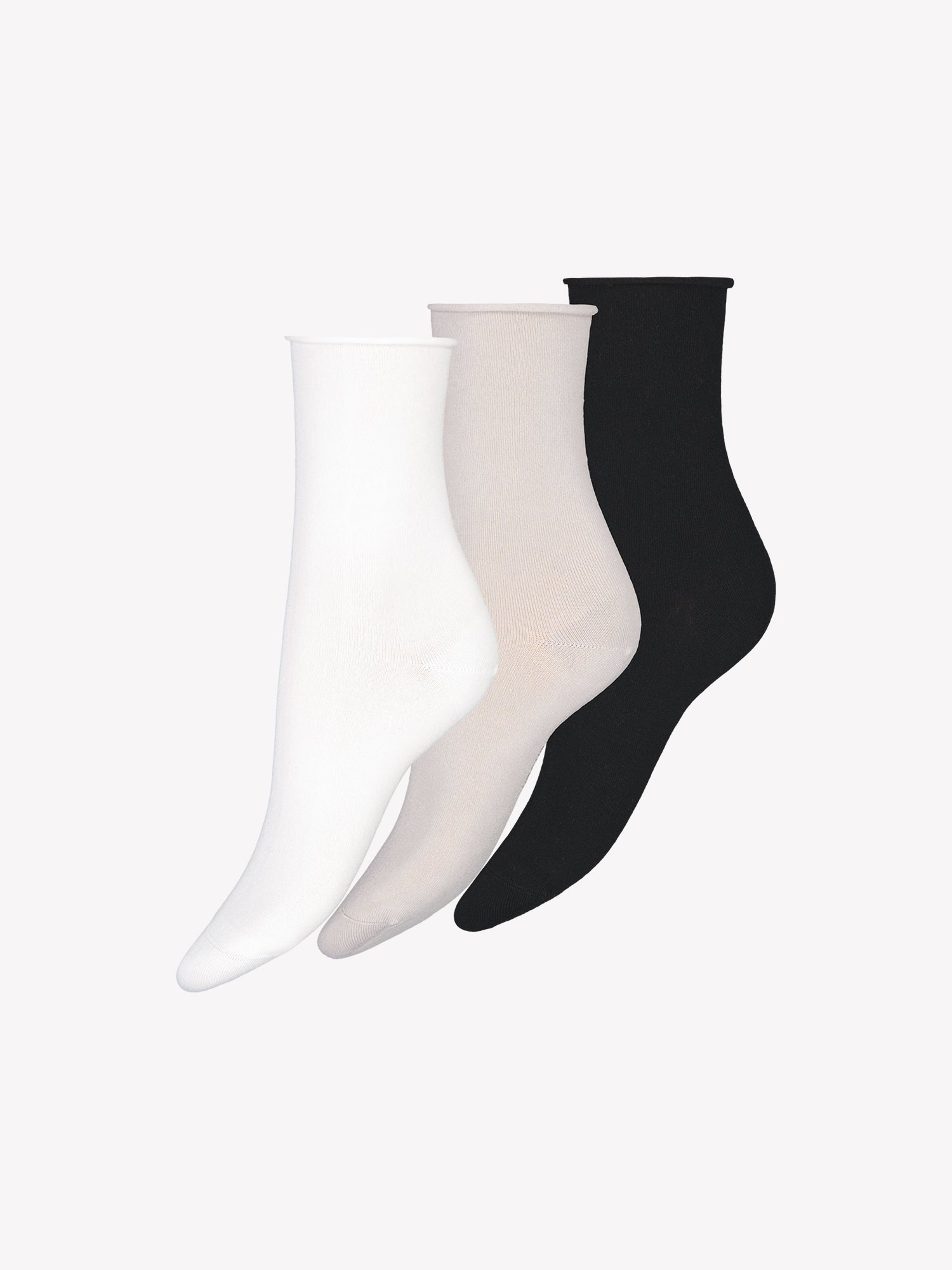 Vogue women's Bamboo ankle socks in Caffe Latte provide a soft and silky touch while also being highly breathable and thermal regulating.