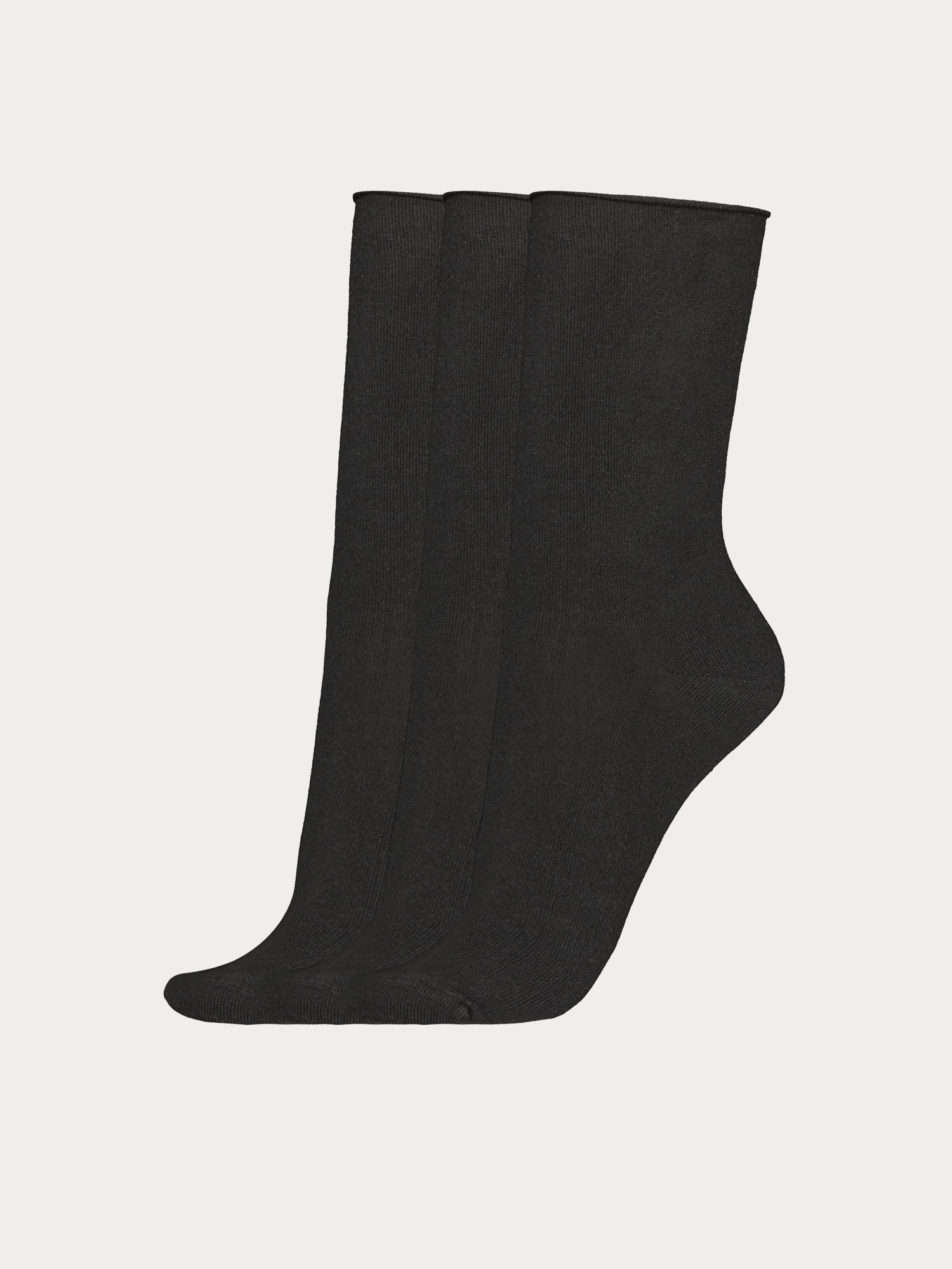 Vogue women's bamboo ankle socks in black, provide a soft and silky touch while also being highly breathable and thermal regulating.