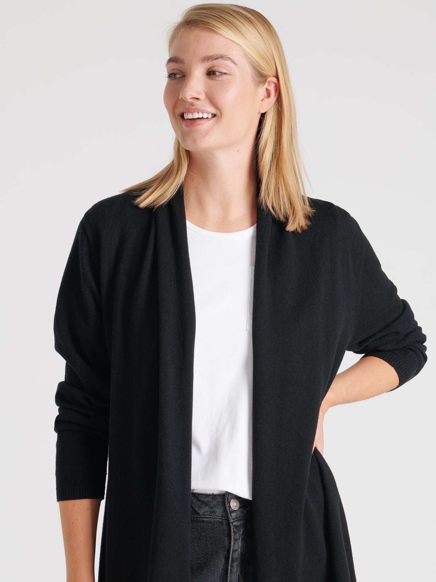 Nanso women's classic knitted Villis cardigan in a fine, luxurious merino wool and cotton blend, on a model from the front, close-up.