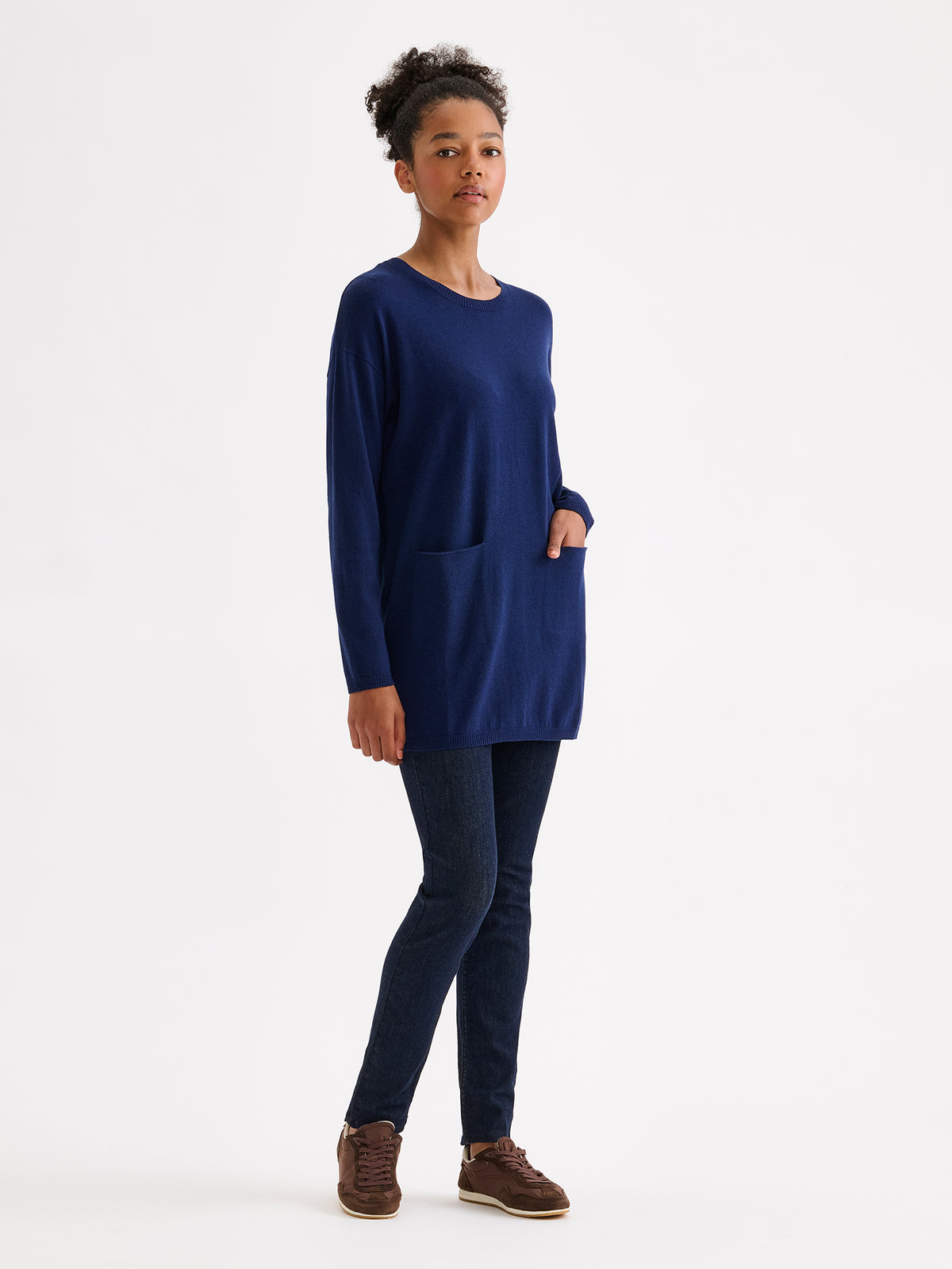 Nanso women's elegantly simple Villis knit tunic on a model with jeans. | S - 177cm
