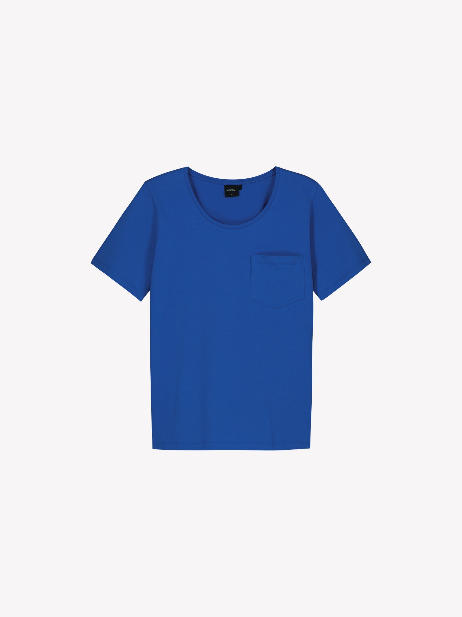 This blue Tasku t-shirt for women features a round neckline. A classic t-shirt is a reliable choice for any outfit, with its effortless versatility. Product picture from the front.