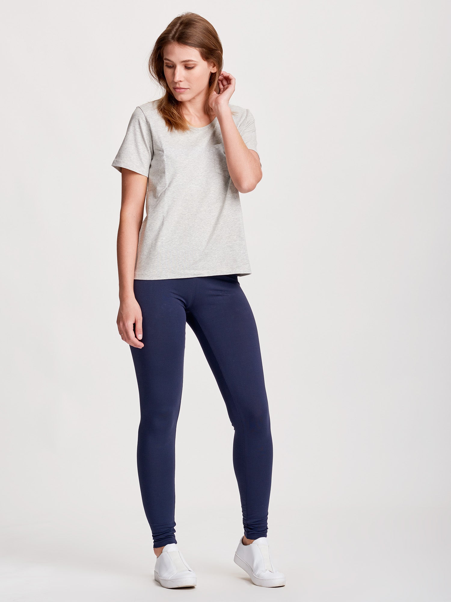 Nanso women's dark blue BASIC full-length leggings crafted from premium organic cotton-elastane jersey, on a model from the front with a t-shirt.