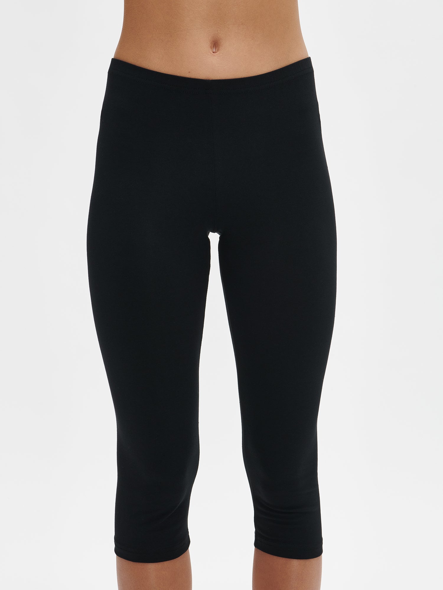 Nanso women's classic black Basic 3/4 leggings made from a premium soft cotton-elastane fabric, on a model pictured from the front, close-up.