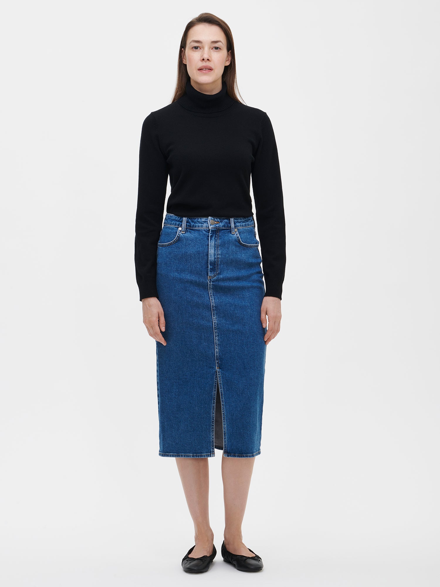 Nanso women’s stylish and lightweight black Villis turtleneck sweater in a luxurious merino wool and cotton blend, close-up